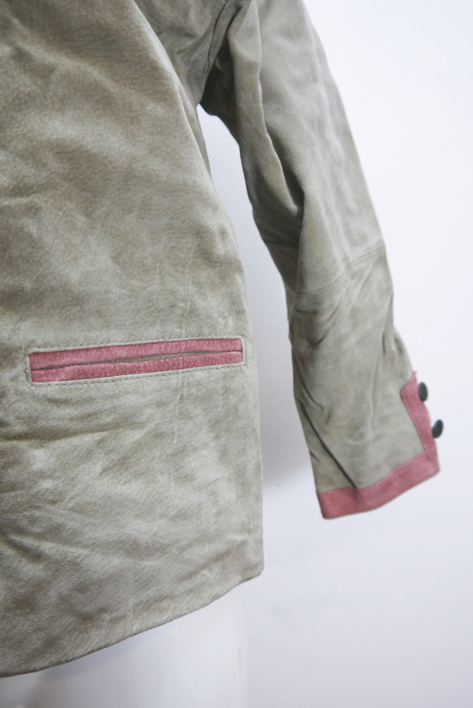 lederjacke-blazer-vintage-janker-damen-trachenjacke-leder-jacke-trachten-kurz-lang-sommer-individuell-tailliert-gebraucht-second-hand-80er-90er-lederjacke-dalo040-11