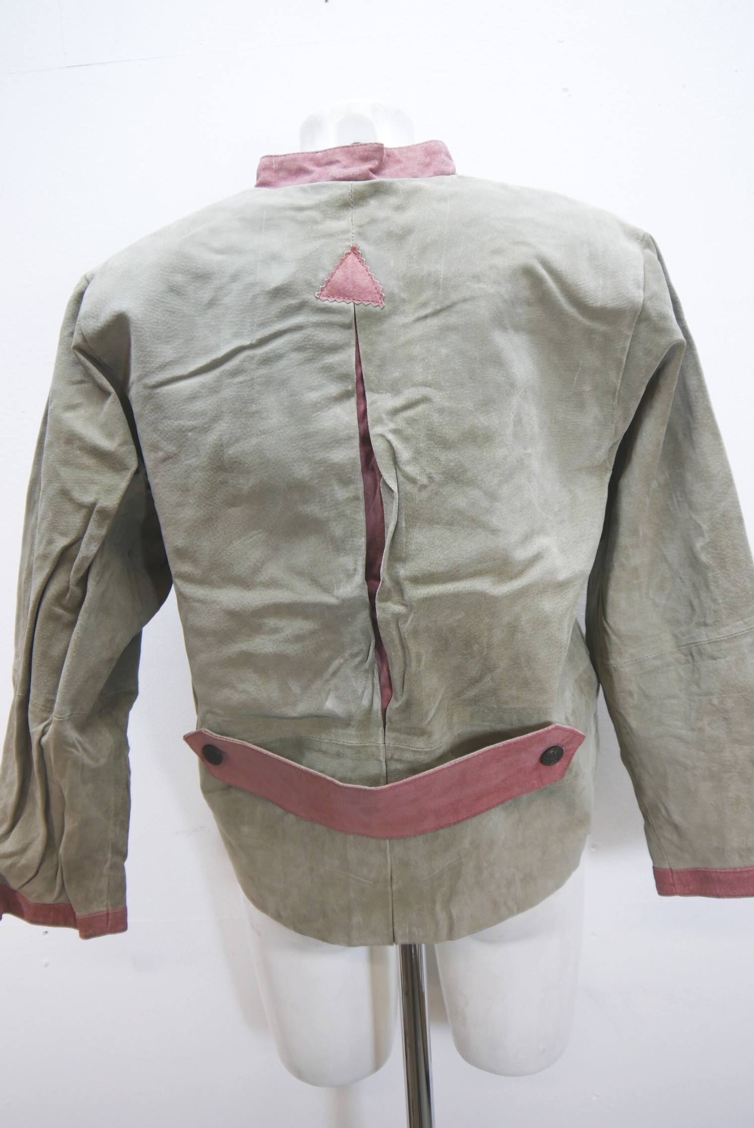 lederjacke-blazer-vintage-janker-damen-trachenjacke-leder-jacke-trachten-kurz-lang-sommer-individuell-tailliert-gebraucht-second-hand-80er-90er-lederjacke-dalo040-12