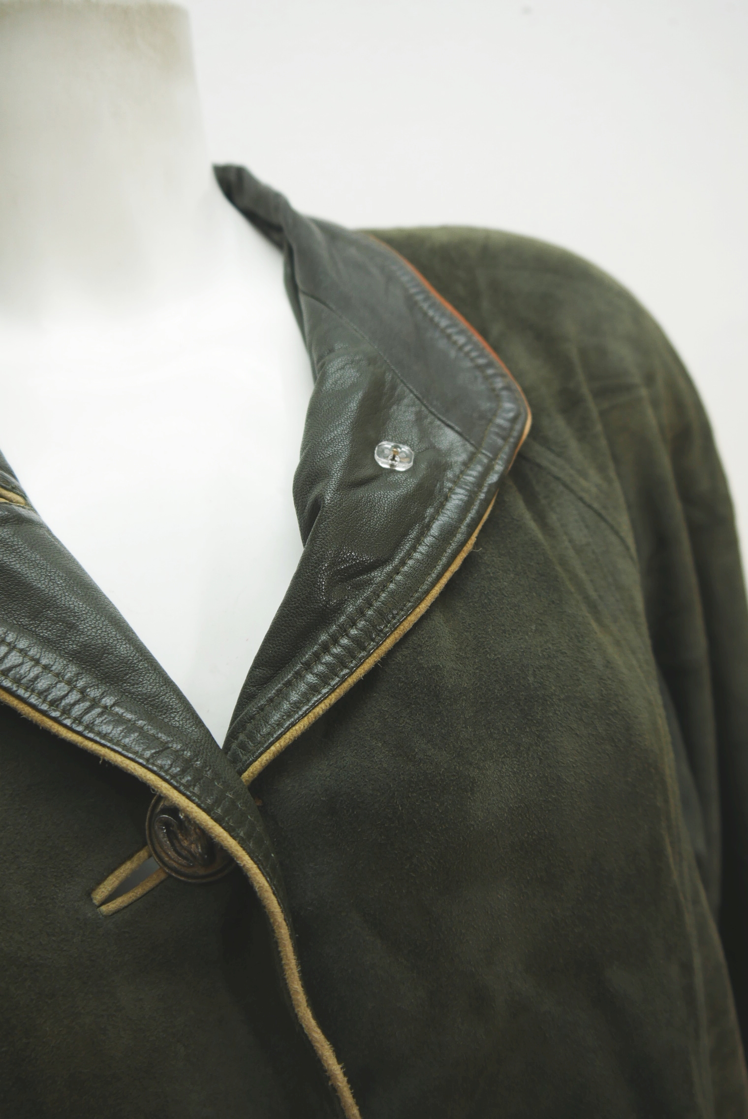 lederjacke-blazer-vintage-janker-damen-trachenjacke-leder-jacke-trachten-kurz-lang-sommer-individuell-tailliert-gebraucht-second-hand-80er-90er-lederjacke-dalo040-2