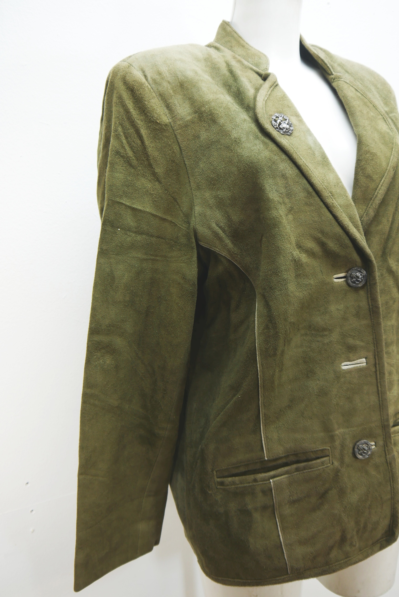 lederjacke-blazer-vintage-janker-damen-trachenjacke-leder-jacke-trachten-kurz-lang-sommer-individuell-tailliert-gebraucht-second-hand-80er-90er-lederjacke-dalo040-23