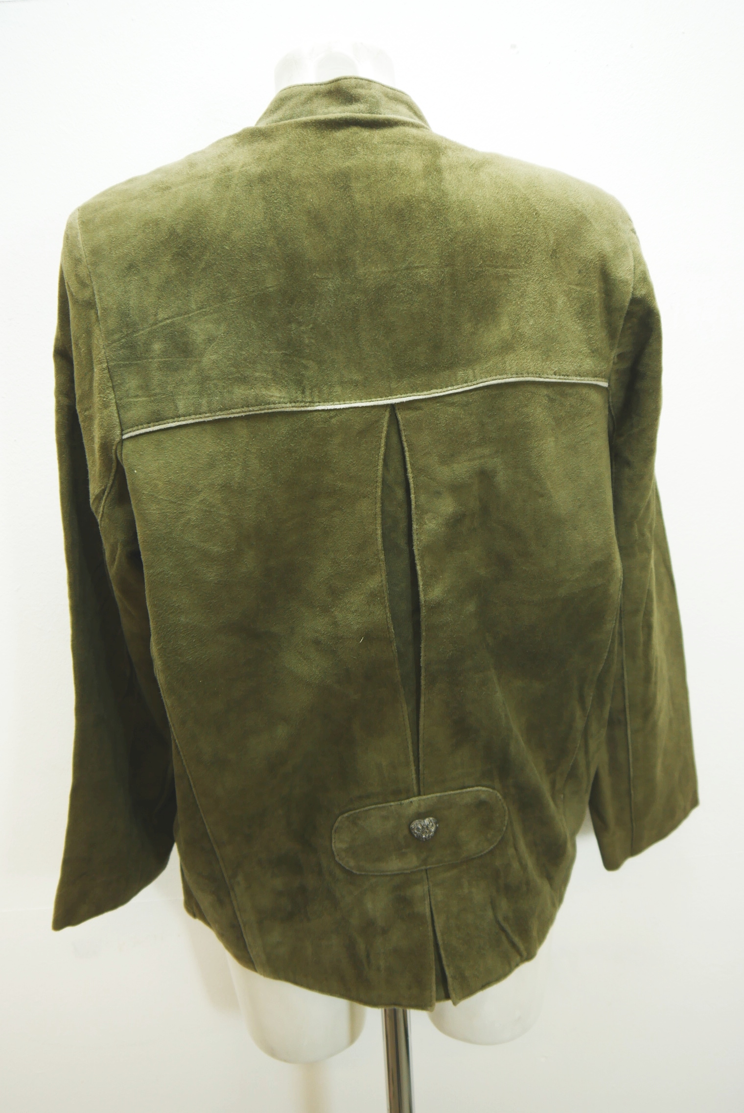 lederjacke-blazer-vintage-janker-damen-trachenjacke-leder-jacke-trachten-kurz-lang-sommer-individuell-tailliert-gebraucht-second-hand-80er-90er-lederjacke-dalo040-25