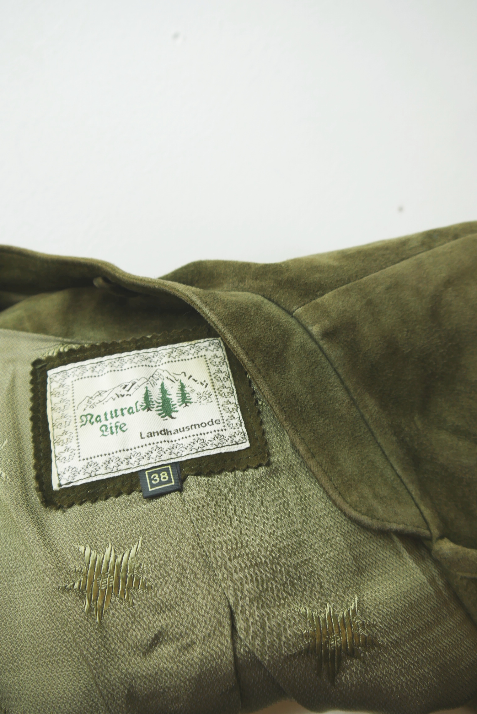 lederjacke-blazer-vintage-janker-damen-trachenjacke-leder-jacke-trachten-kurz-lang-sommer-individuell-tailliert-gebraucht-second-hand-80er-90er-lederjacke-dalo040-27