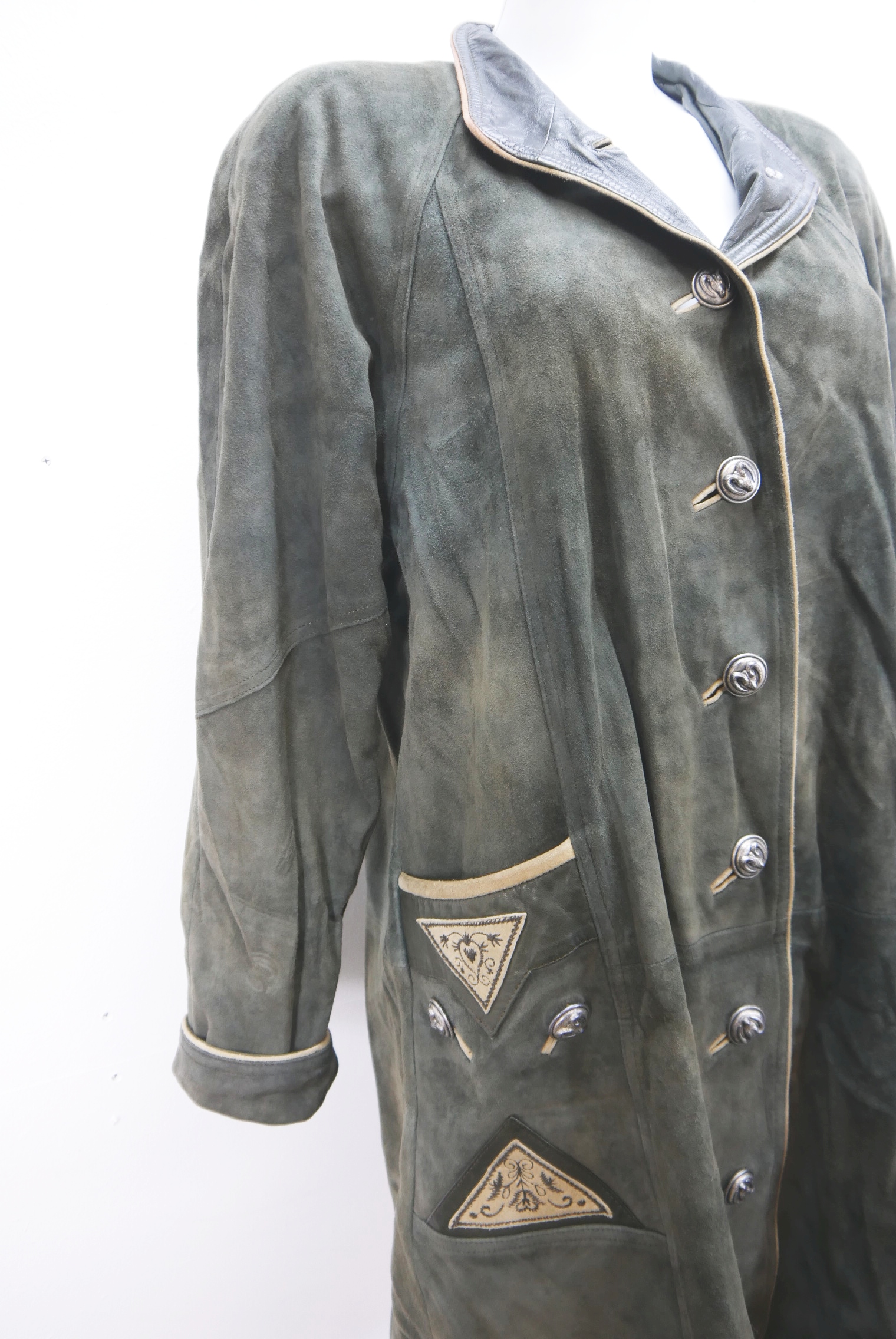 lederjacke-blazer-vintage-janker-damen-trachenjacke-leder-jacke-trachten-kurz-lang-sommer-individuell-tailliert-gebraucht-second-hand-80er-90er-lederjacke-dalo040-3