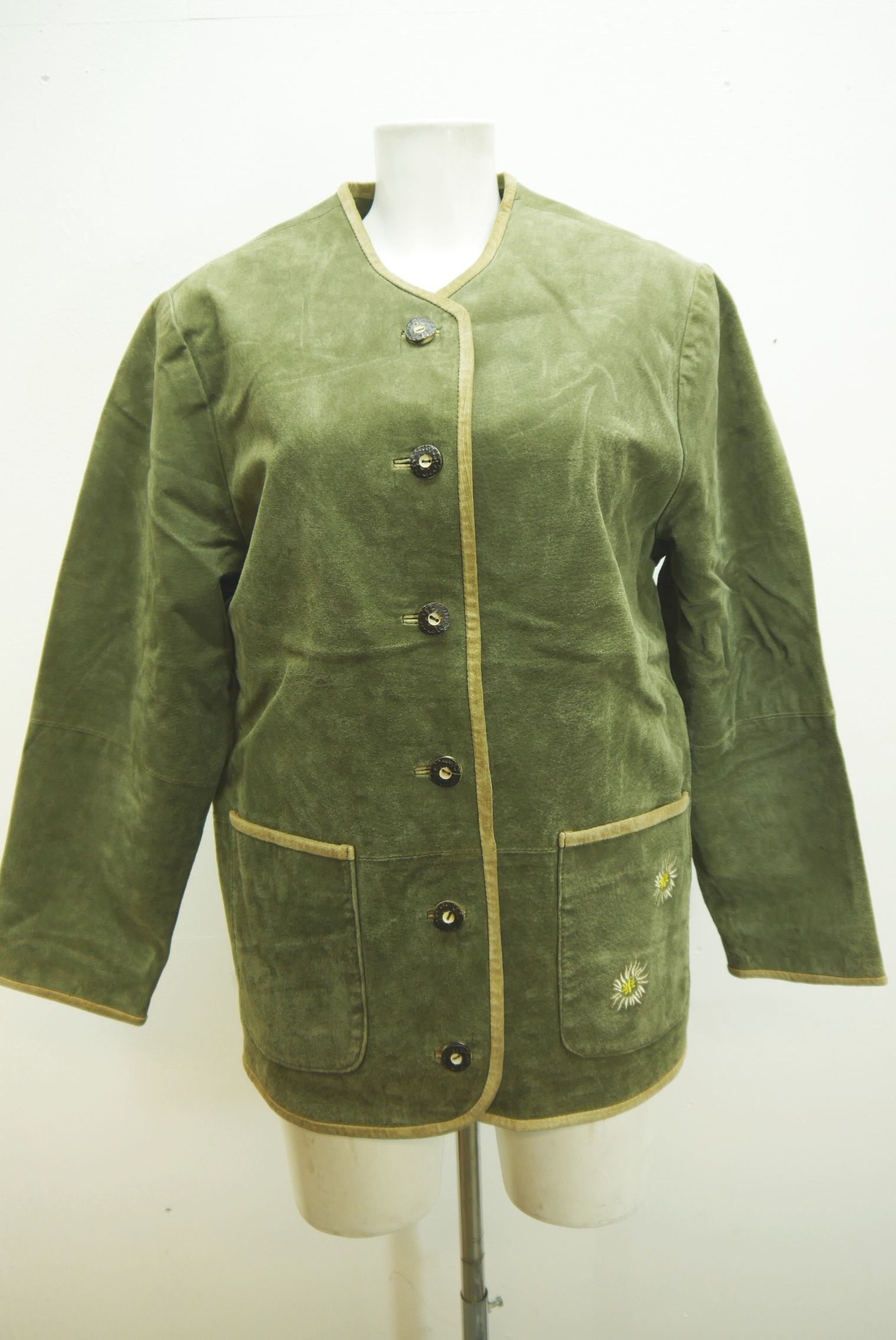 lederjacke-blazer-vintage-janker-damen-trachenjacke-leder-jacke-trachten-kurz-lang-sommer-individuell-tailliert-gebraucht-second-hand-80er-90er-lederjacke-dalo040-36