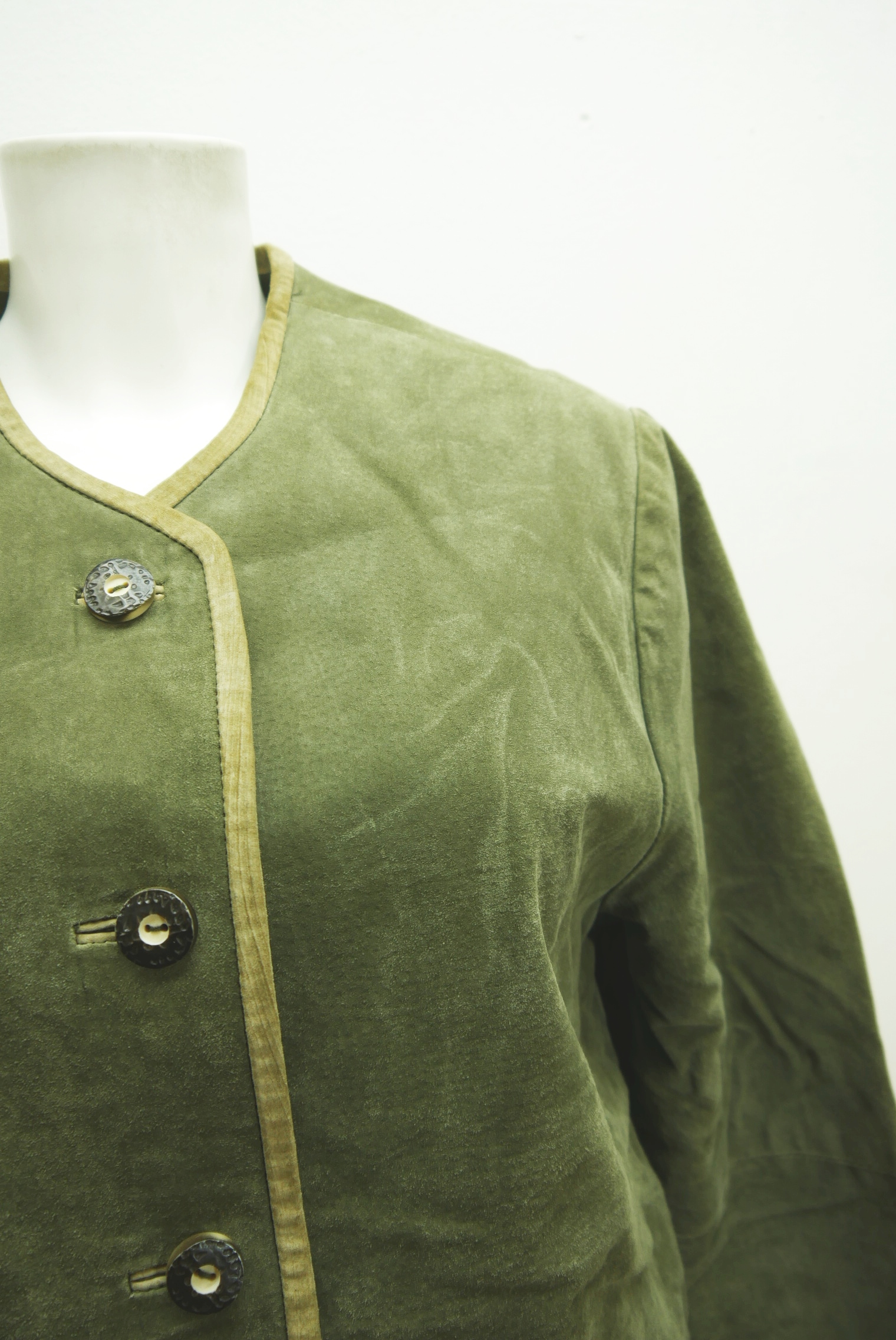 lederjacke-blazer-vintage-janker-damen-trachenjacke-leder-jacke-trachten-kurz-lang-sommer-individuell-tailliert-gebraucht-second-hand-80er-90er-lederjacke-dalo040-37