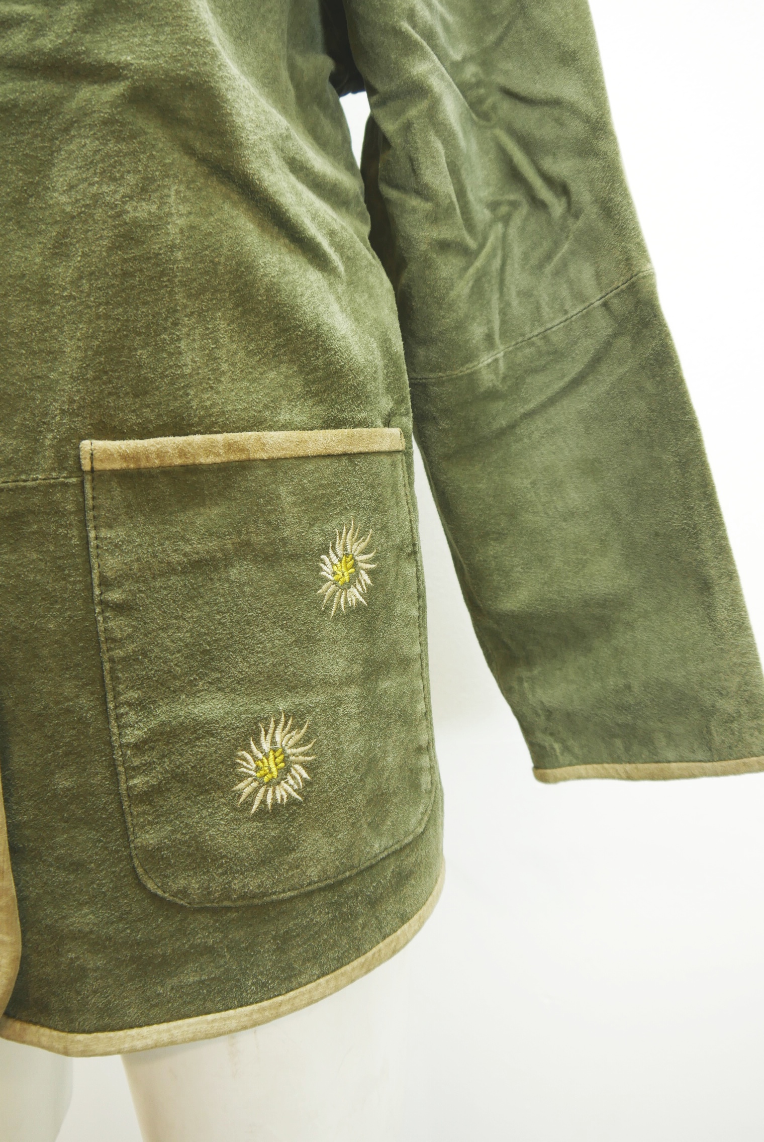 lederjacke-blazer-vintage-janker-damen-trachenjacke-leder-jacke-trachten-kurz-lang-sommer-individuell-tailliert-gebraucht-second-hand-80er-90er-lederjacke-dalo040-39