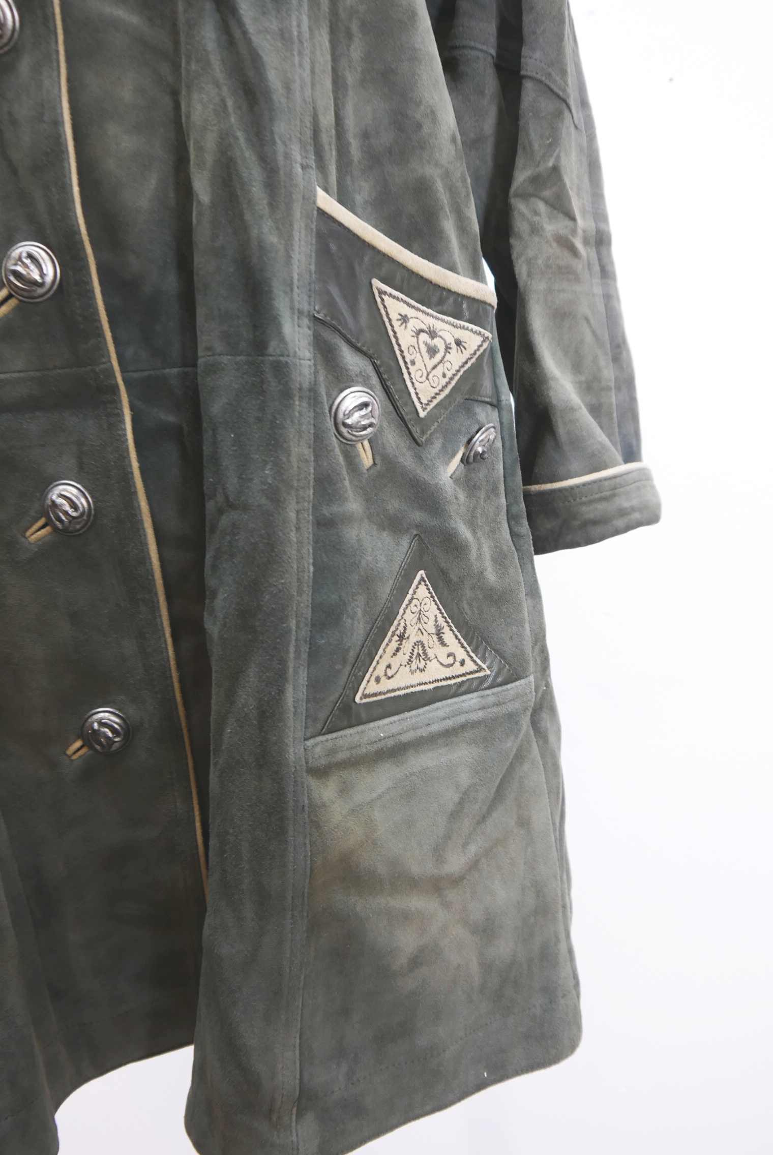 lederjacke-blazer-vintage-janker-damen-trachenjacke-leder-jacke-trachten-kurz-lang-sommer-individuell-tailliert-gebraucht-second-hand-80er-90er-lederjacke-dalo040-4