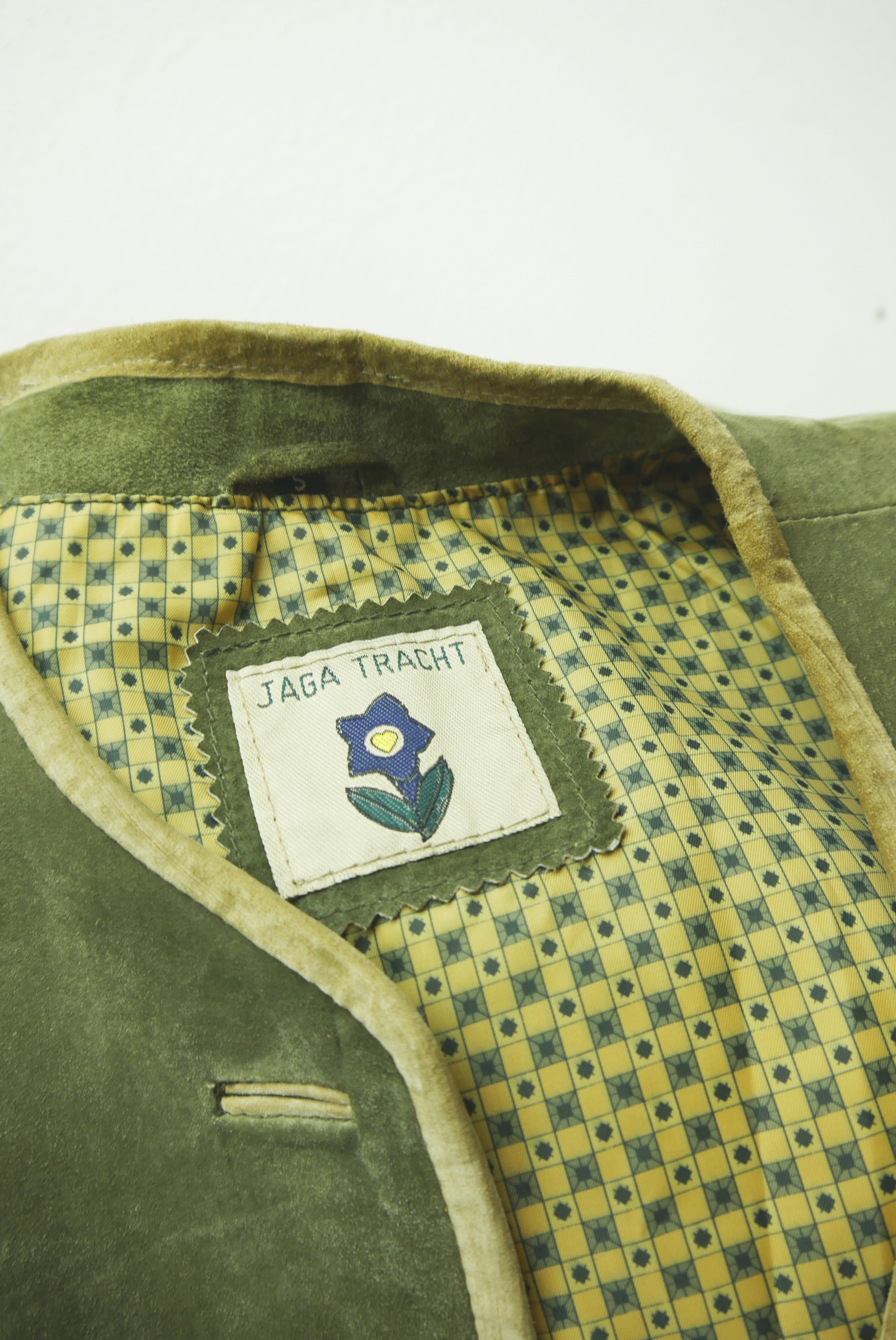 lederjacke-blazer-vintage-janker-damen-trachenjacke-leder-jacke-trachten-kurz-lang-sommer-individuell-tailliert-gebraucht-second-hand-80er-90er-lederjacke-dalo040-42