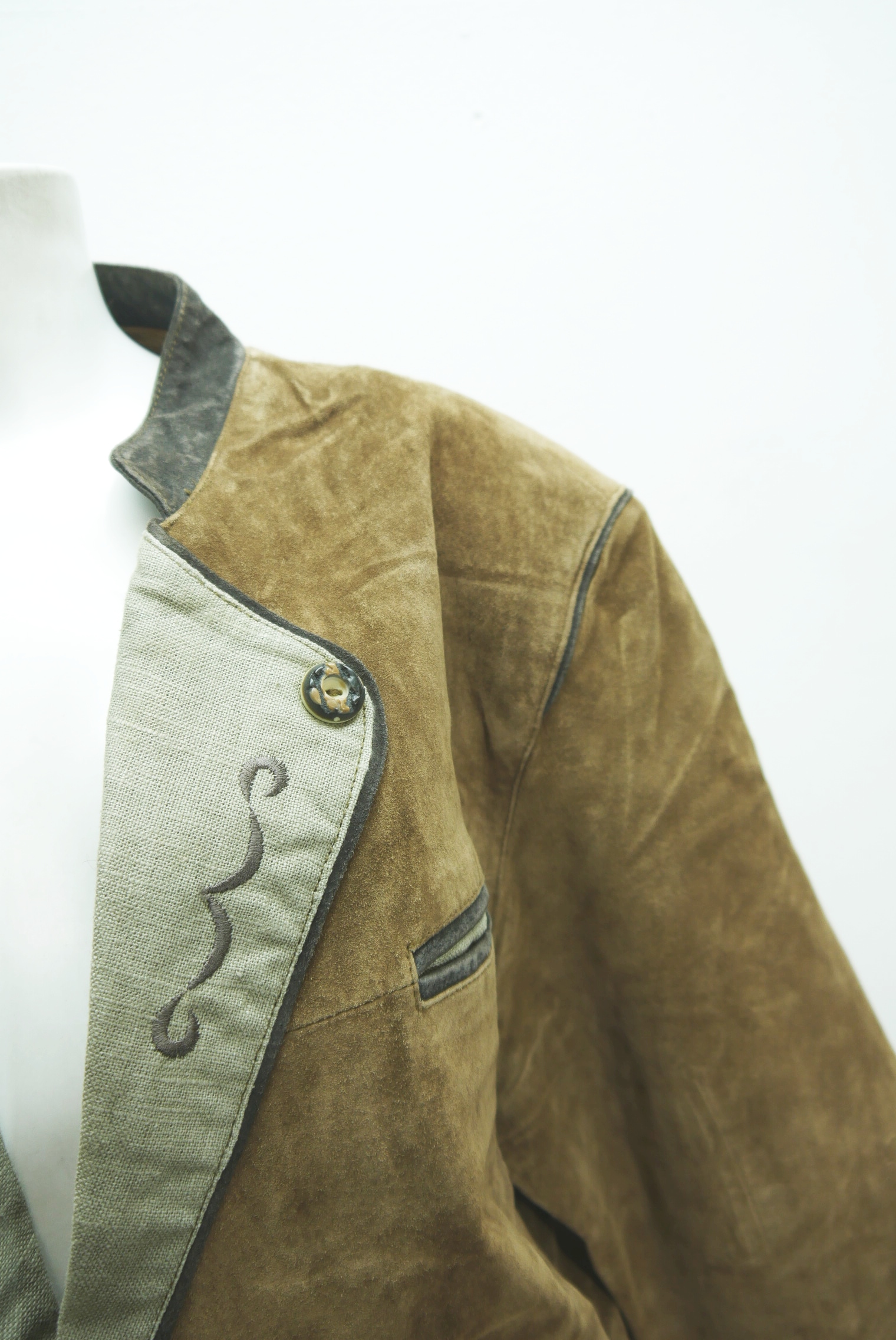 lederjacke-blazer-vintage-janker-damen-trachenjacke-leder-jacke-trachten-kurz-lang-sommer-individuell-tailliert-gebraucht-second-hand-80er-90er-lederjacke-dalo040-44