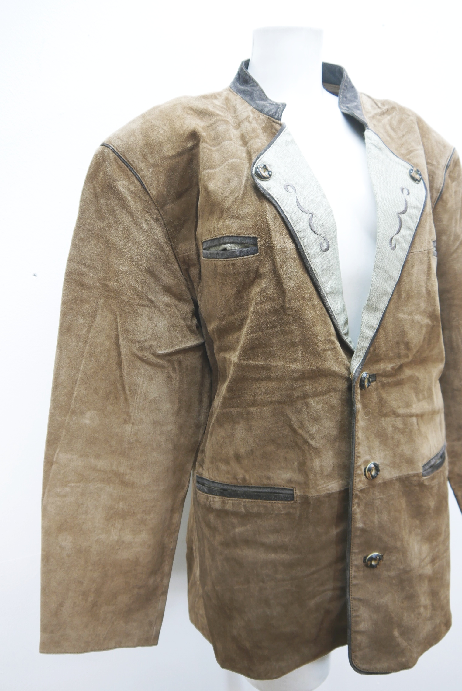 lederjacke-blazer-vintage-janker-damen-trachenjacke-leder-jacke-trachten-kurz-lang-sommer-individuell-tailliert-gebraucht-second-hand-80er-90er-lederjacke-dalo040-45