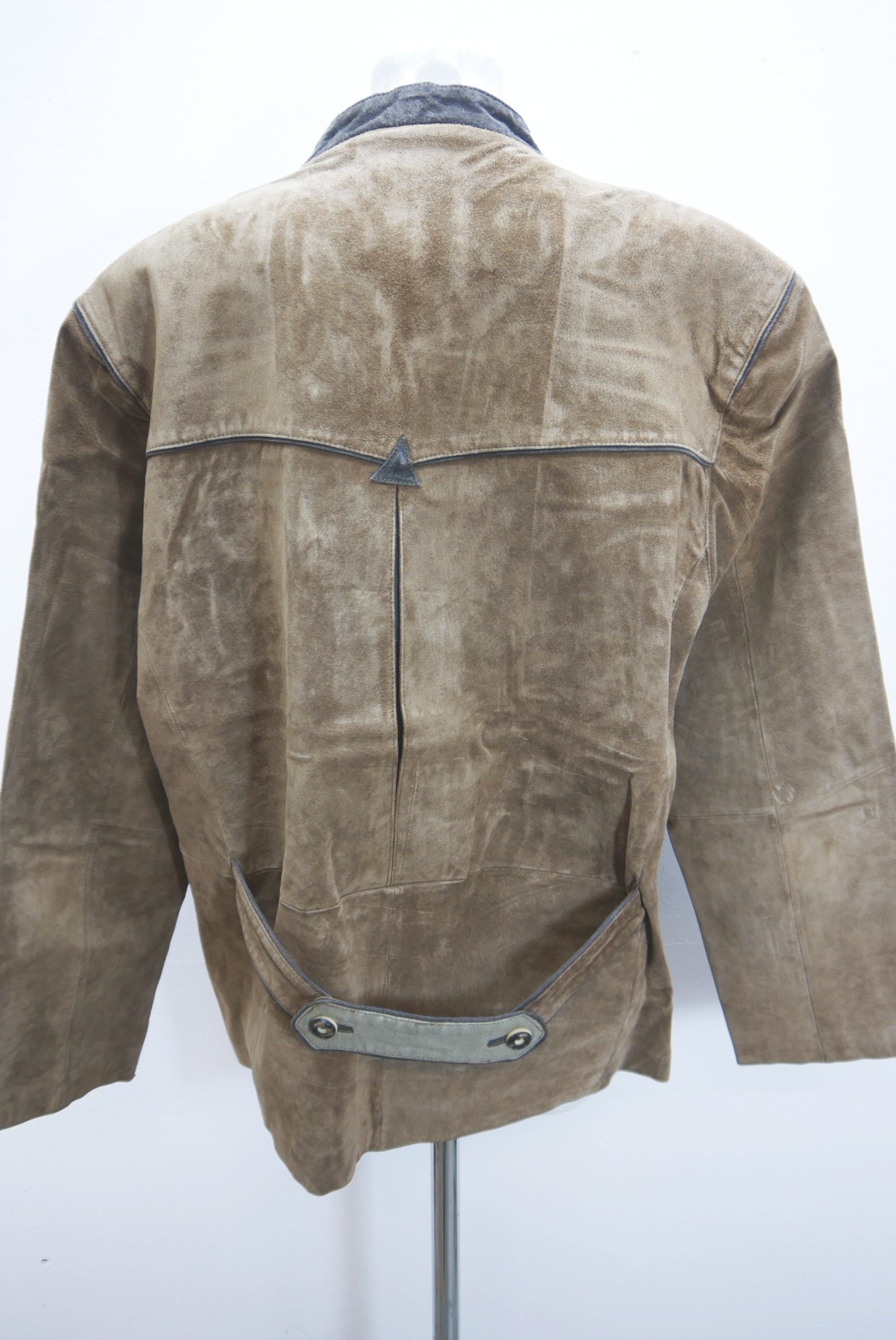 lederjacke-blazer-vintage-janker-damen-trachenjacke-leder-jacke-trachten-kurz-lang-sommer-individuell-tailliert-gebraucht-second-hand-80er-90er-lederjacke-dalo040-47