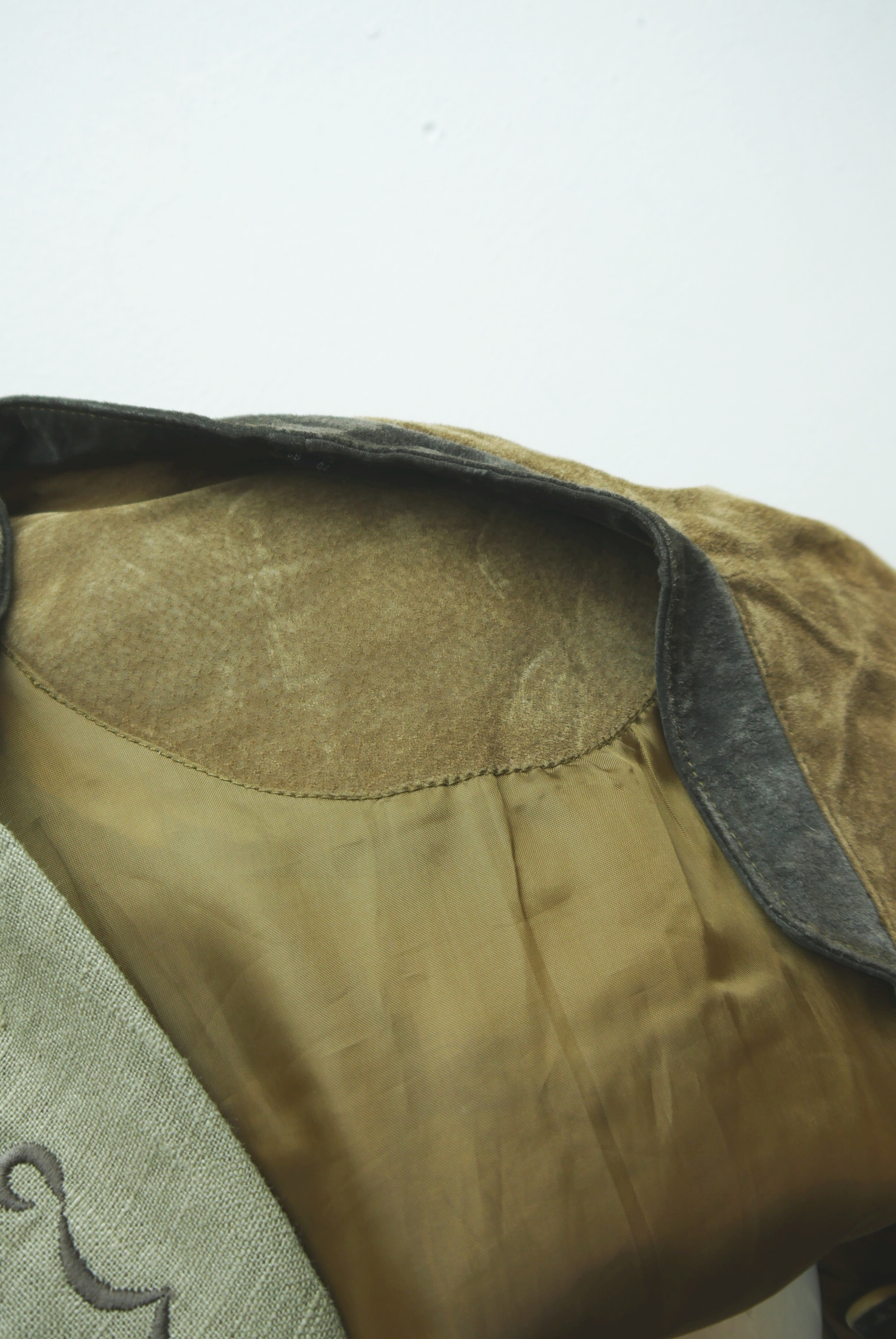 lederjacke-blazer-vintage-janker-damen-trachenjacke-leder-jacke-trachten-kurz-lang-sommer-individuell-tailliert-gebraucht-second-hand-80er-90er-lederjacke-dalo040-49