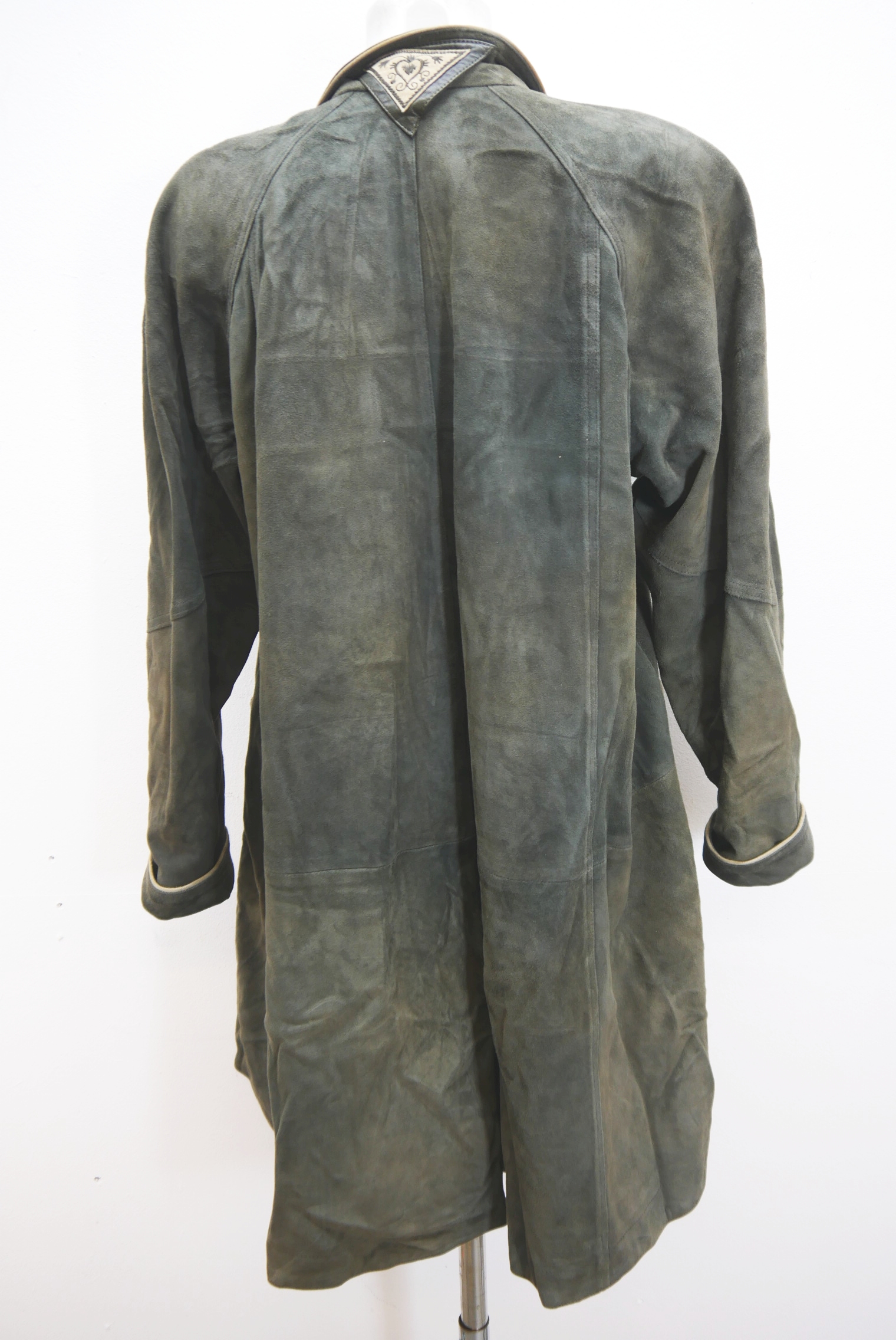 lederjacke-blazer-vintage-janker-damen-trachenjacke-leder-jacke-trachten-kurz-lang-sommer-individuell-tailliert-gebraucht-second-hand-80er-90er-lederjacke-dalo040-5