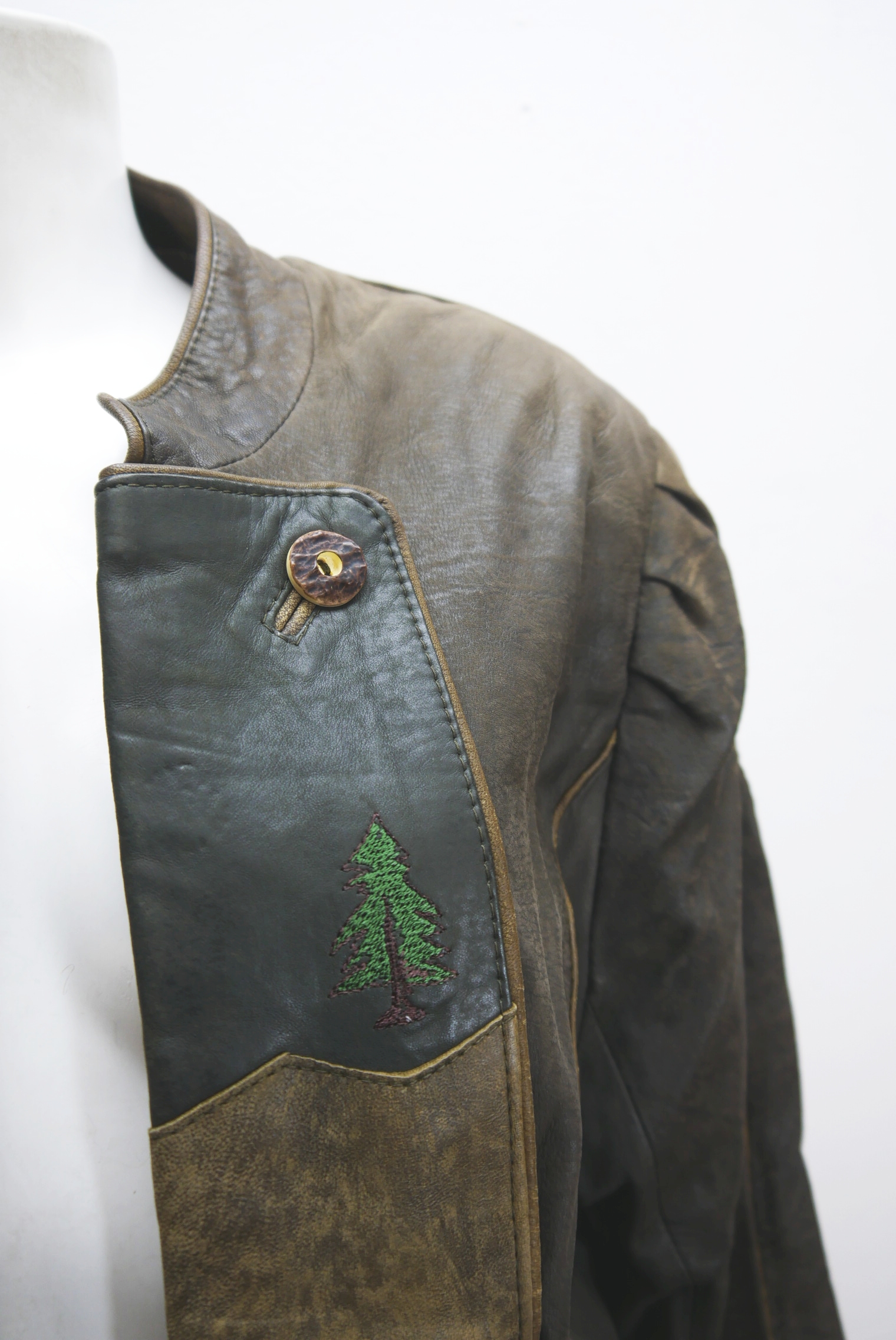 lederjacke-blazer-vintage-janker-damen-trachenjacke-leder-jacke-trachten-kurz-lang-sommer-individuell-tailliert-gebraucht-second-hand-80er-90er-lederjacke-dalo040-51