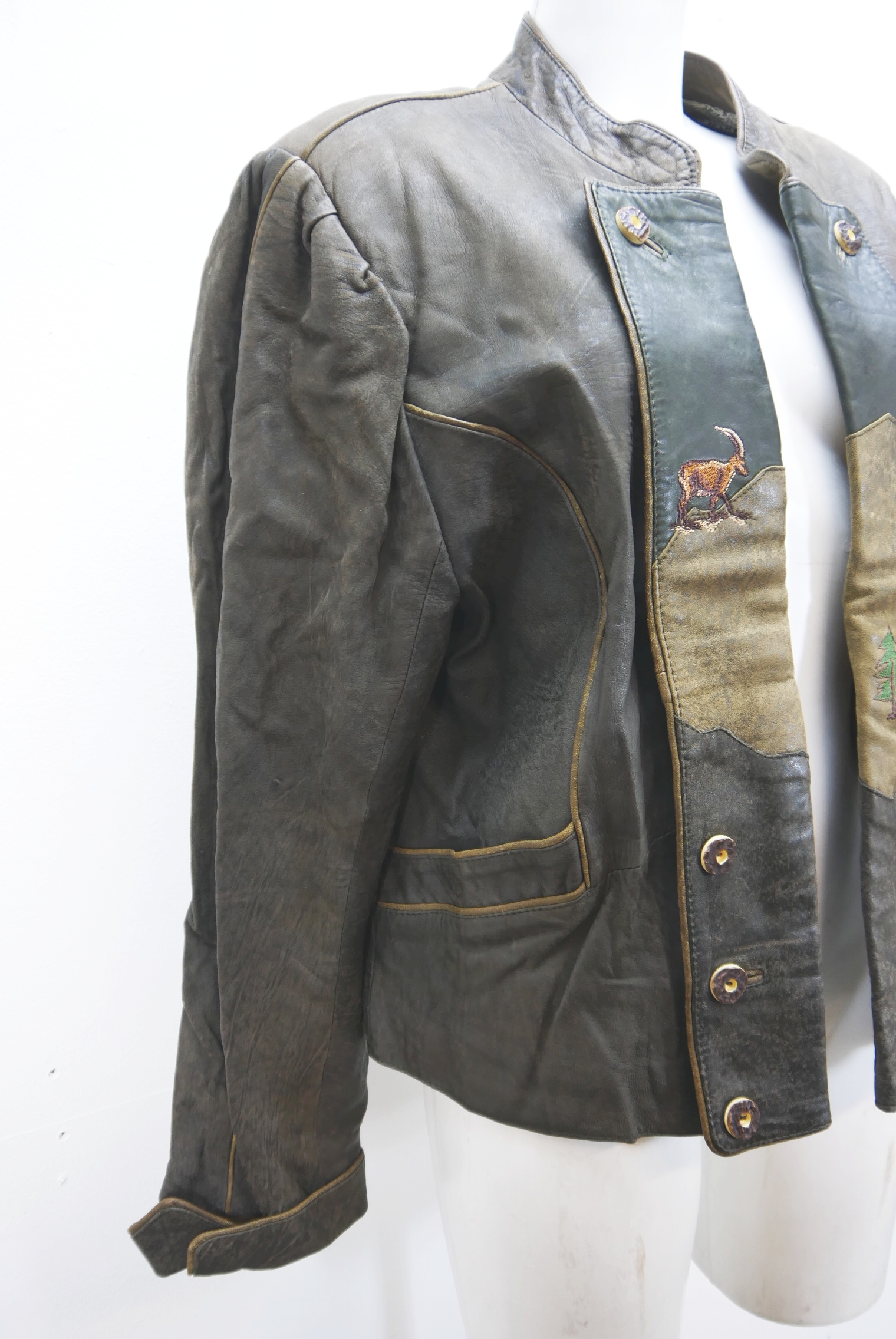 lederjacke-blazer-vintage-janker-damen-trachenjacke-leder-jacke-trachten-kurz-lang-sommer-individuell-tailliert-gebraucht-second-hand-80er-90er-lederjacke-dalo040-52