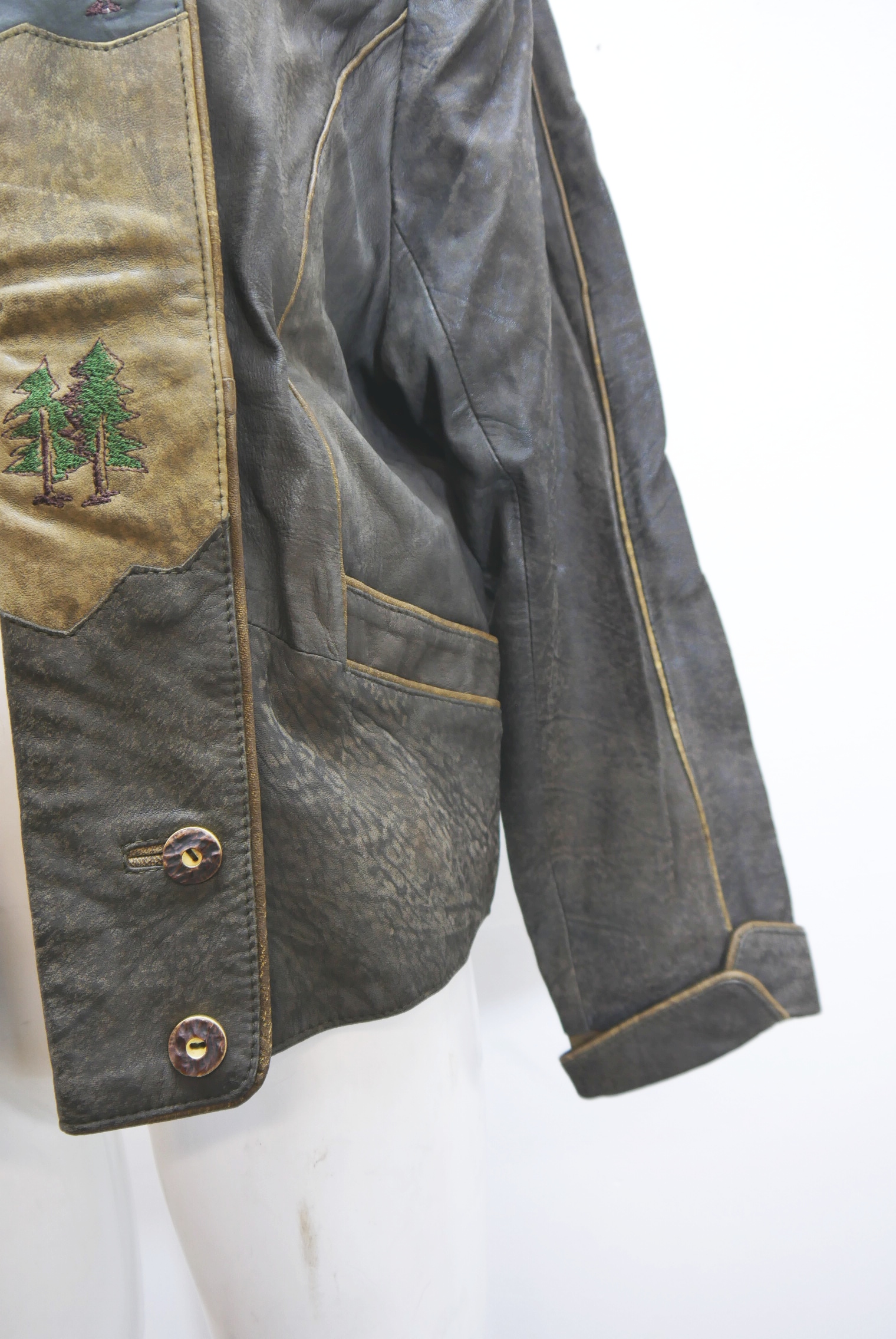 lederjacke-blazer-vintage-janker-damen-trachenjacke-leder-jacke-trachten-kurz-lang-sommer-individuell-tailliert-gebraucht-second-hand-80er-90er-lederjacke-dalo040-53