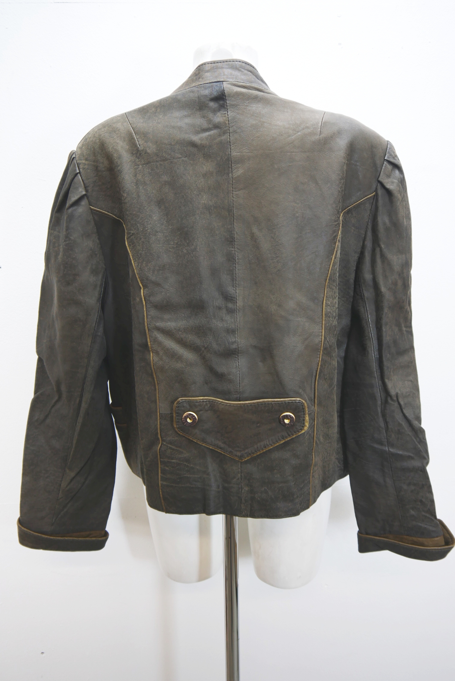 lederjacke-blazer-vintage-janker-damen-trachenjacke-leder-jacke-trachten-kurz-lang-sommer-individuell-tailliert-gebraucht-second-hand-80er-90er-lederjacke-dalo040-54