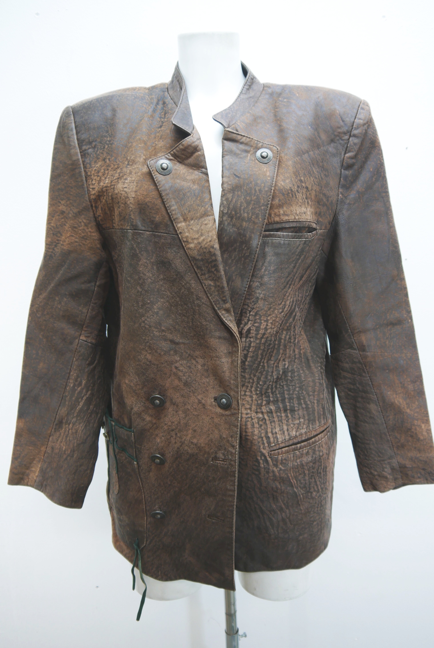 lederjacke-blazer-vintage-janker-damen-trachenjacke-leder-jacke-trachten-kurz-lang-sommer-individuell-tailliert-gebraucht-second-hand-80er-90er-lederjacke-dalo040-56