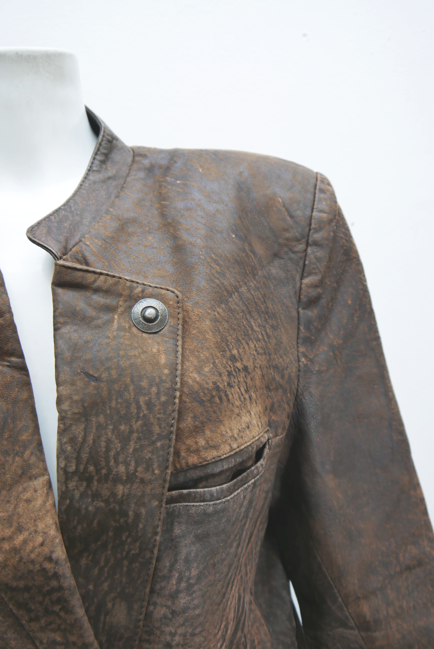 lederjacke-blazer-vintage-janker-damen-trachenjacke-leder-jacke-trachten-kurz-lang-sommer-individuell-tailliert-gebraucht-second-hand-80er-90er-lederjacke-dalo040-57