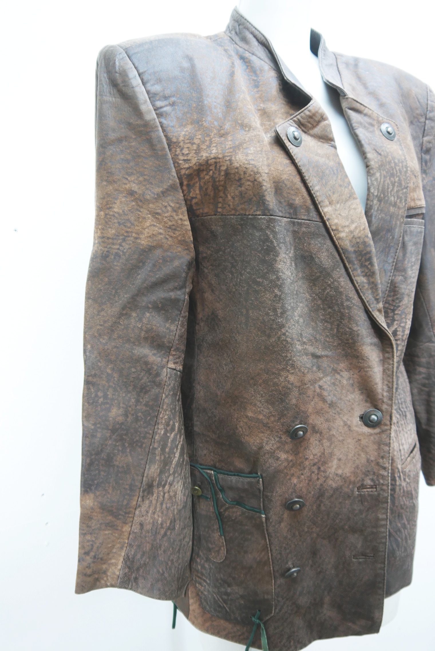 lederjacke-blazer-vintage-janker-damen-trachenjacke-leder-jacke-trachten-kurz-lang-sommer-individuell-tailliert-gebraucht-second-hand-80er-90er-lederjacke-dalo040-58