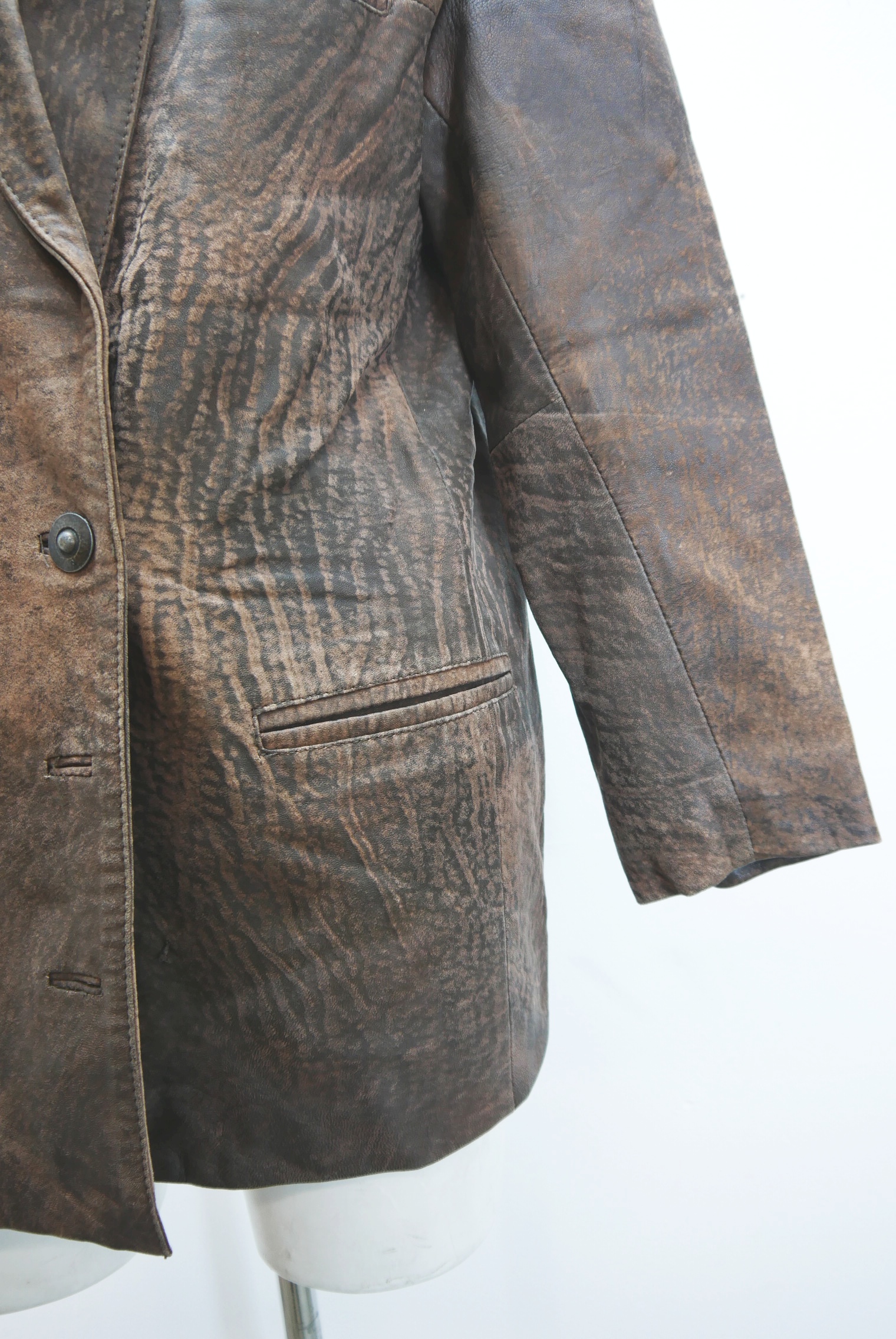 lederjacke-blazer-vintage-janker-damen-trachenjacke-leder-jacke-trachten-kurz-lang-sommer-individuell-tailliert-gebraucht-second-hand-80er-90er-lederjacke-dalo040-59