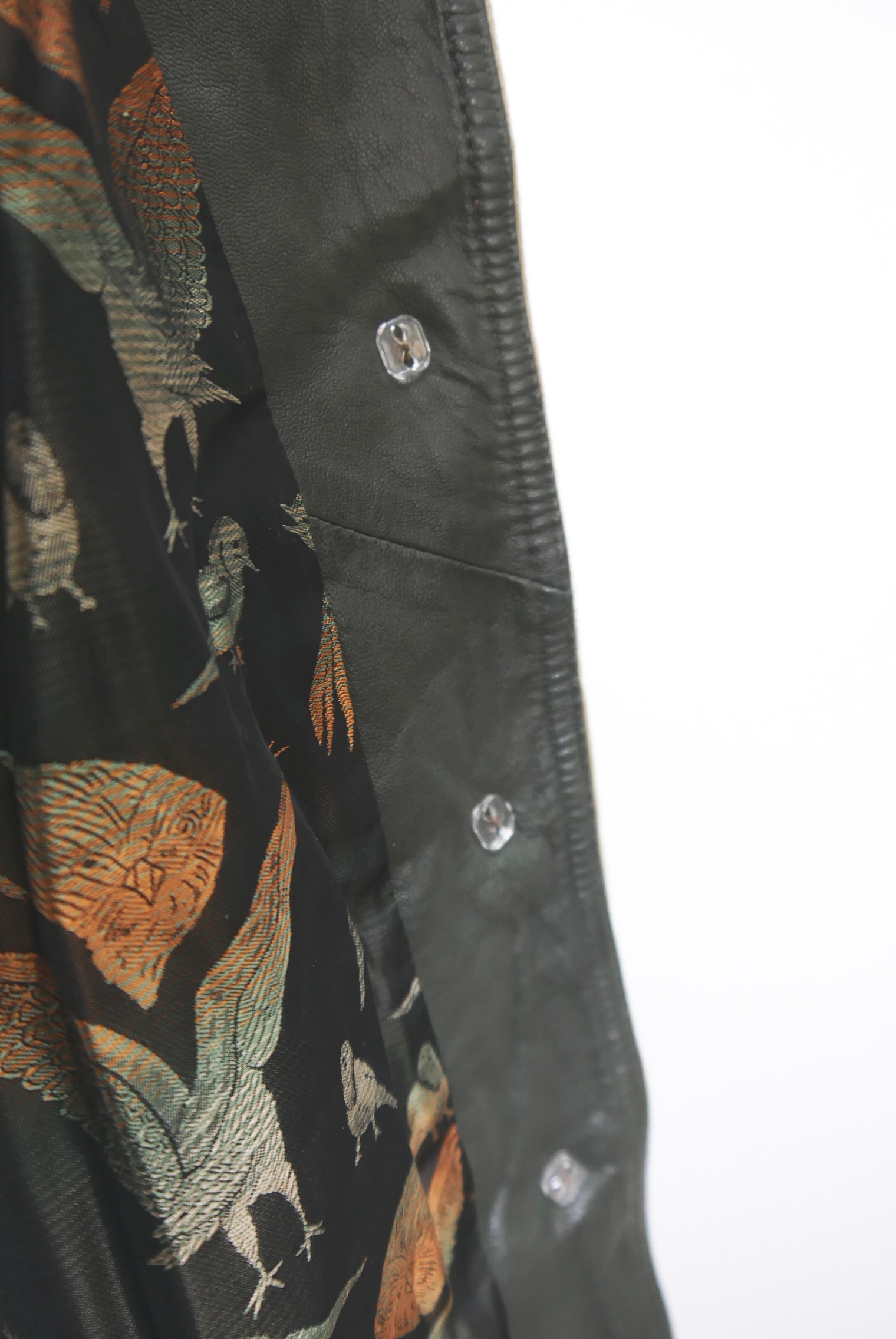 lederjacke-blazer-vintage-janker-damen-trachenjacke-leder-jacke-trachten-kurz-lang-sommer-individuell-tailliert-gebraucht-second-hand-80er-90er-lederjacke-dalo040-6