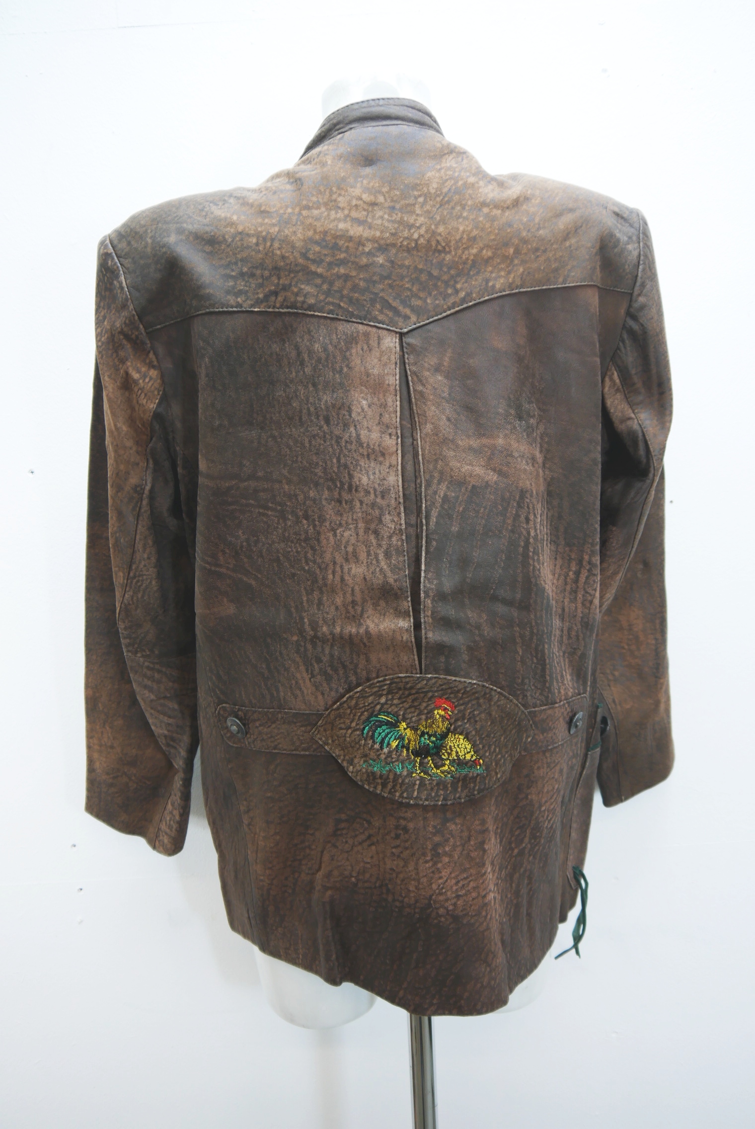 lederjacke-blazer-vintage-janker-damen-trachenjacke-leder-jacke-trachten-kurz-lang-sommer-individuell-tailliert-gebraucht-second-hand-80er-90er-lederjacke-dalo040-60