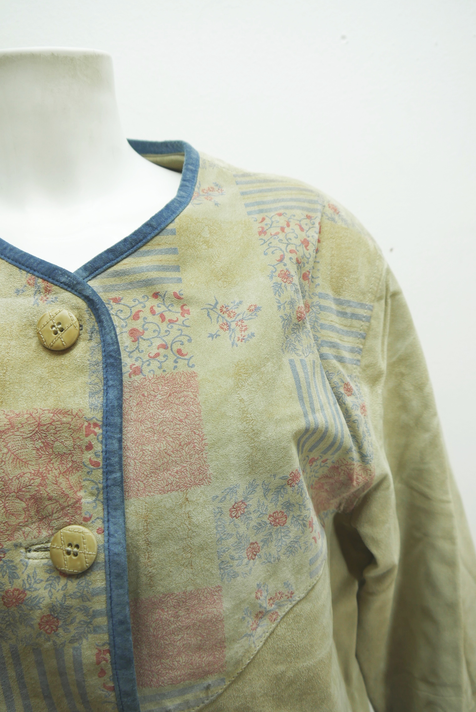 lederjacke-blazer-vintage-janker-damen-trachenjacke-leder-jacke-trachten-kurz-lang-sommer-individuell-tailliert-gebraucht-second-hand-80er-90er-lederjacke-dalo040-63