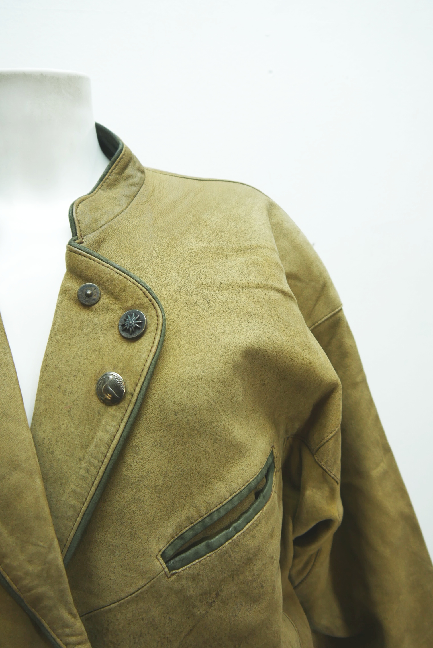 lederjacke-blazer-vintage-janker-damen-trachenjacke-leder-jacke-trachten-kurz-lang-sommer-individuell-tailliert-gebraucht-second-hand-80er-90er-lederjacke-dalo040-69