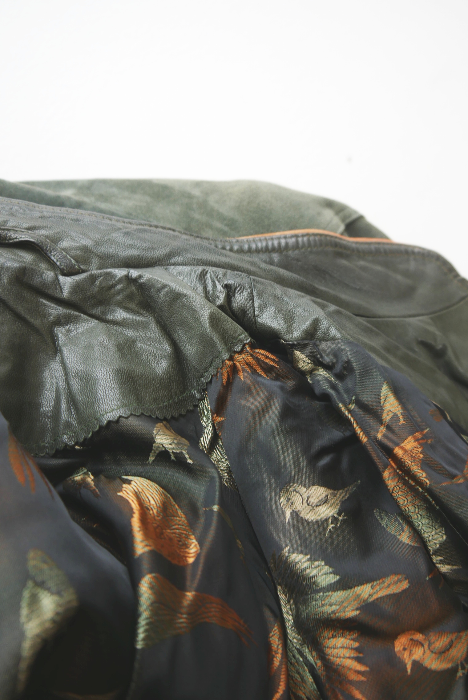 lederjacke-blazer-vintage-janker-damen-trachenjacke-leder-jacke-trachten-kurz-lang-sommer-individuell-tailliert-gebraucht-second-hand-80er-90er-lederjacke-dalo040-7