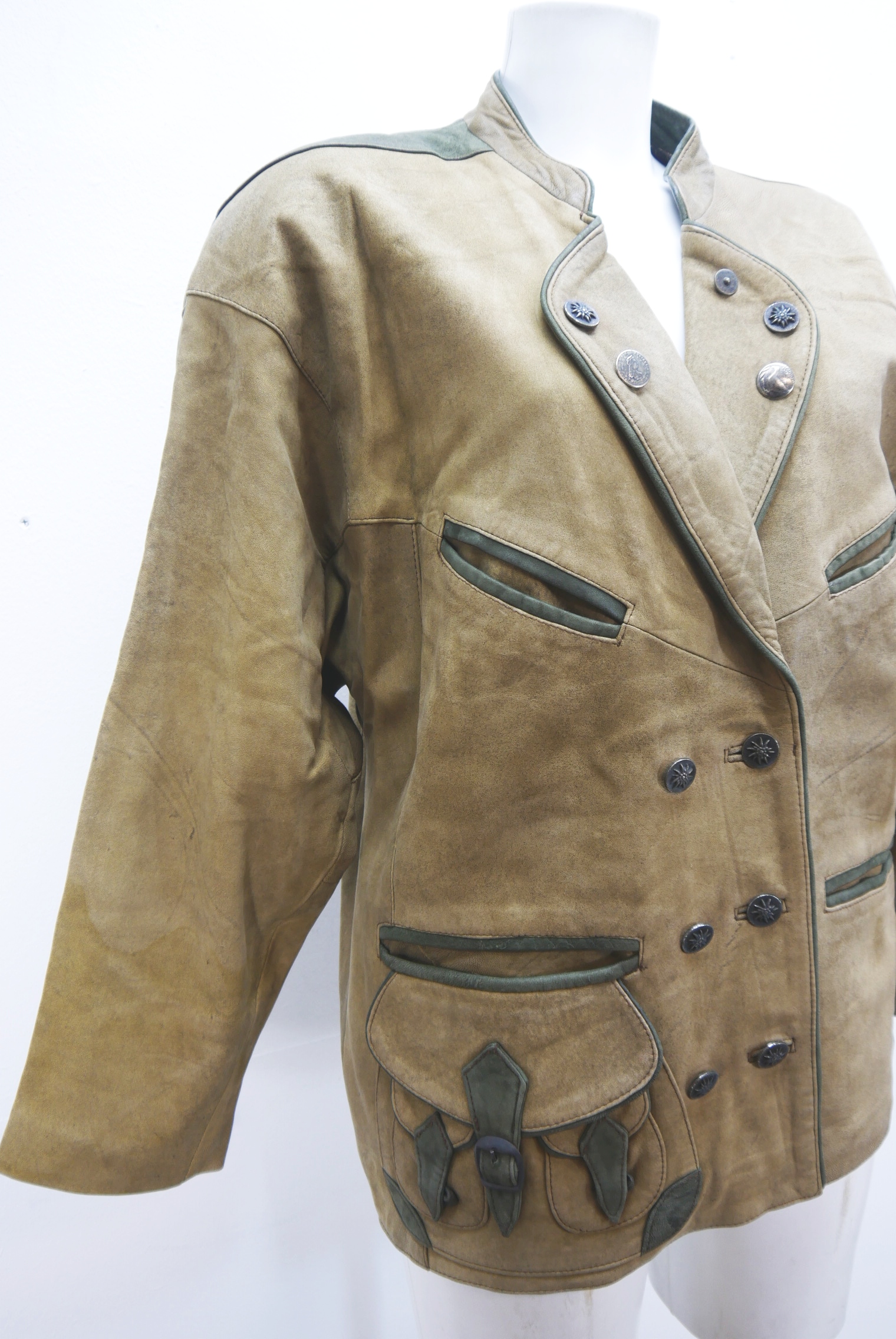 lederjacke-blazer-vintage-janker-damen-trachenjacke-leder-jacke-trachten-kurz-lang-sommer-individuell-tailliert-gebraucht-second-hand-80er-90er-lederjacke-dalo040-70