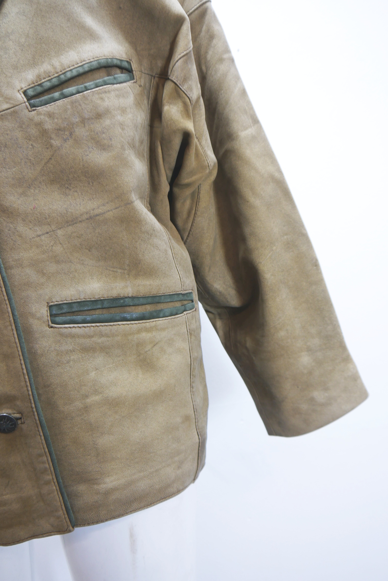 lederjacke-blazer-vintage-janker-damen-trachenjacke-leder-jacke-trachten-kurz-lang-sommer-individuell-tailliert-gebraucht-second-hand-80er-90er-lederjacke-dalo040-71