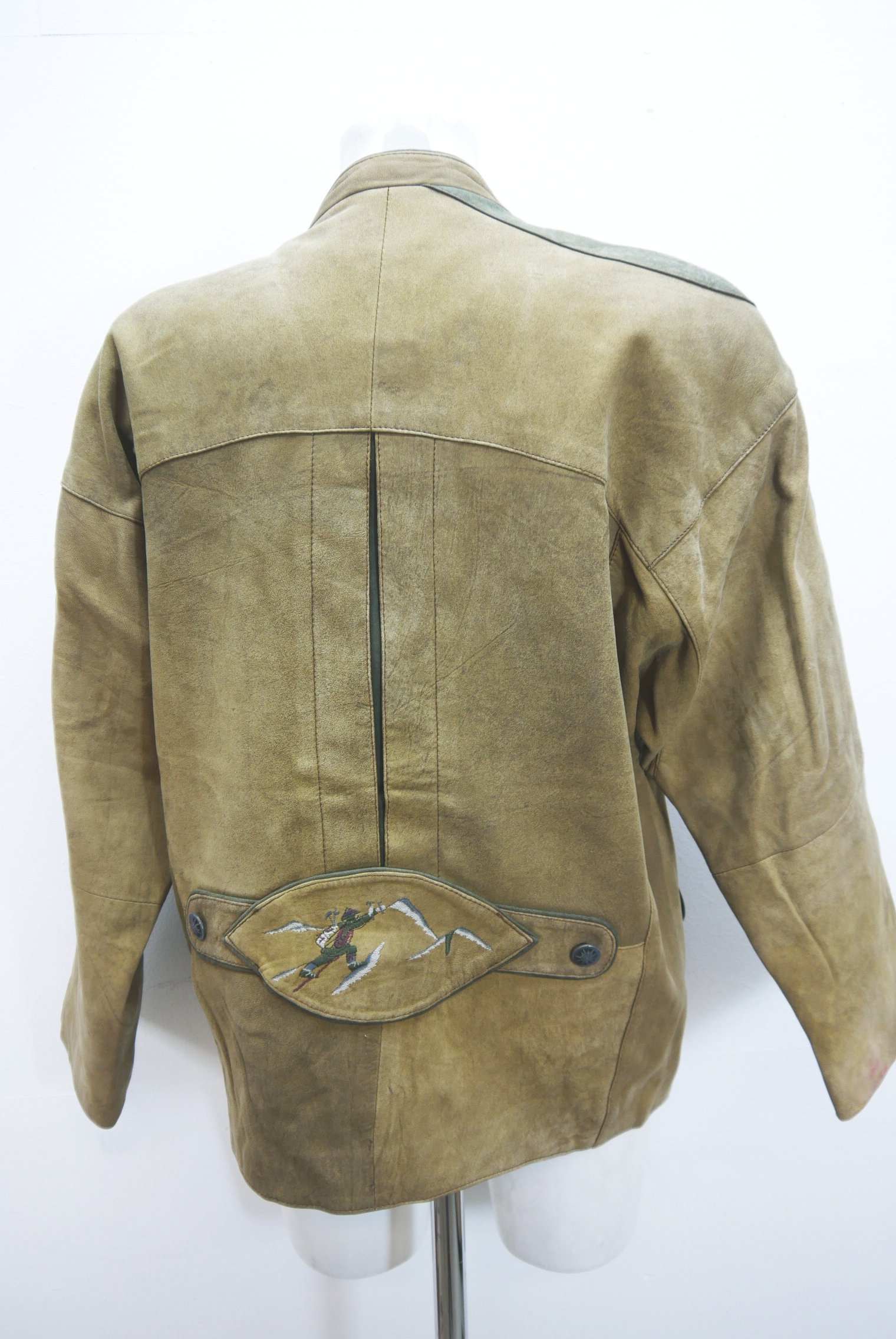 lederjacke-blazer-vintage-janker-damen-trachenjacke-leder-jacke-trachten-kurz-lang-sommer-individuell-tailliert-gebraucht-second-hand-80er-90er-lederjacke-dalo040-72