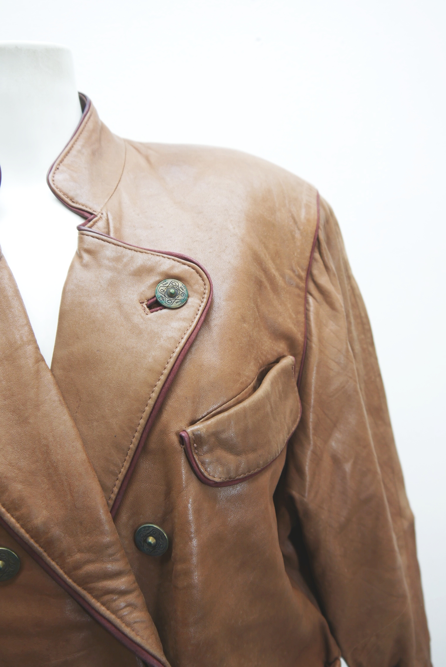 lederjacke-blazer-vintage-janker-damen-trachenjacke-leder-jacke-trachten-kurz-lang-sommer-individuell-tailliert-gebraucht-second-hand-80er-90er-lederjacke-dalo040-76