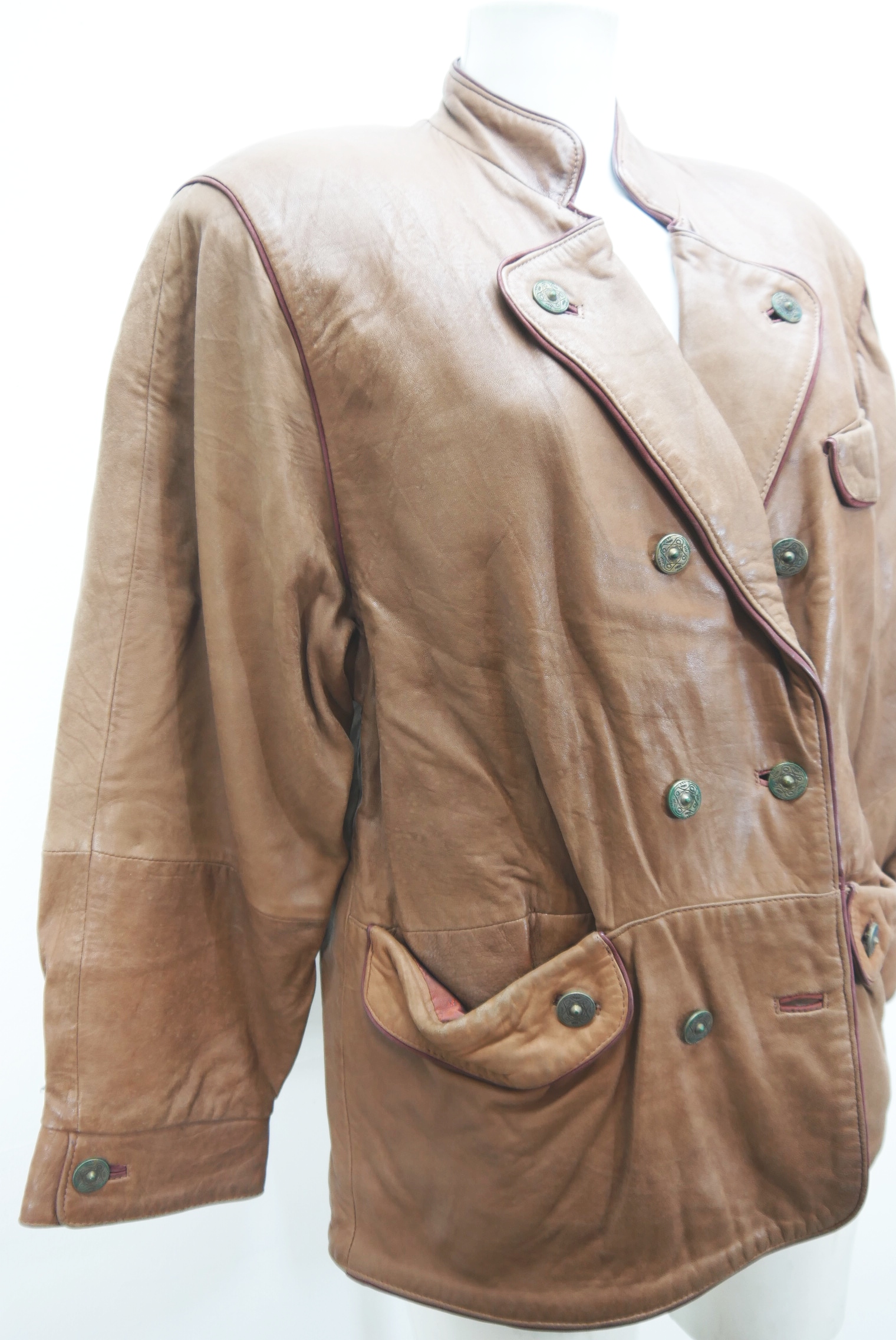 lederjacke-blazer-vintage-janker-damen-trachenjacke-leder-jacke-trachten-kurz-lang-sommer-individuell-tailliert-gebraucht-second-hand-80er-90er-lederjacke-dalo040-77