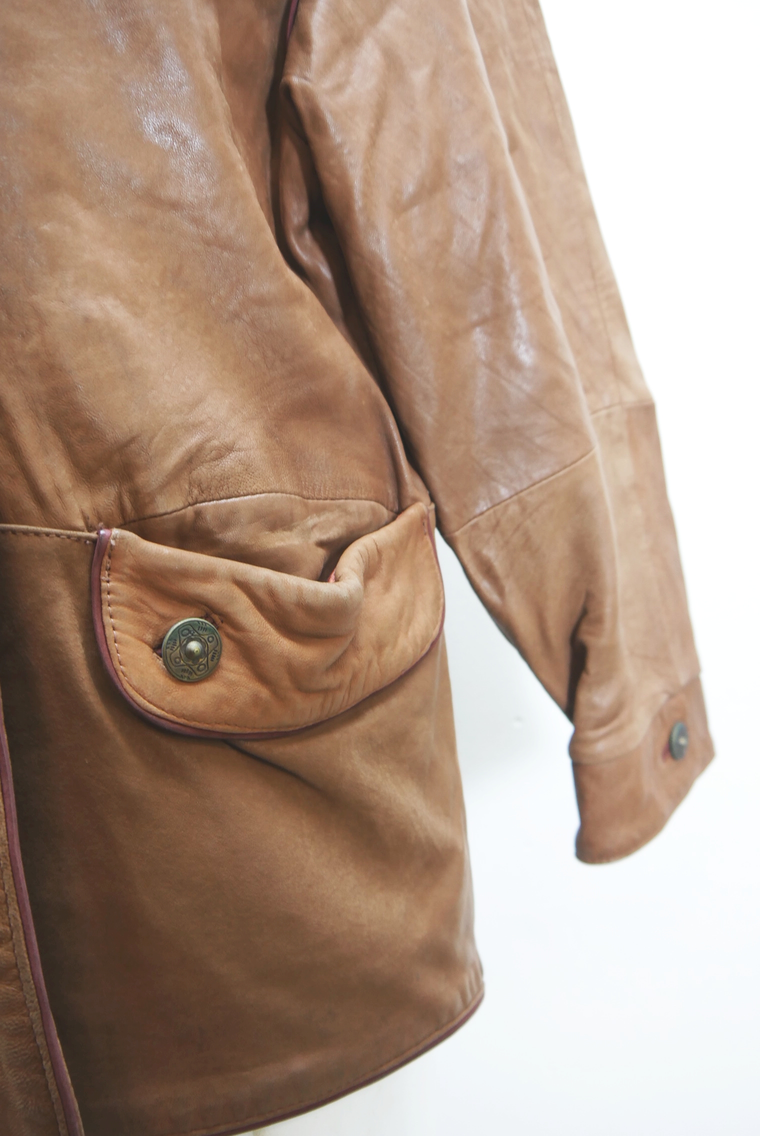 lederjacke-blazer-vintage-janker-damen-trachenjacke-leder-jacke-trachten-kurz-lang-sommer-individuell-tailliert-gebraucht-second-hand-80er-90er-lederjacke-dalo040-78