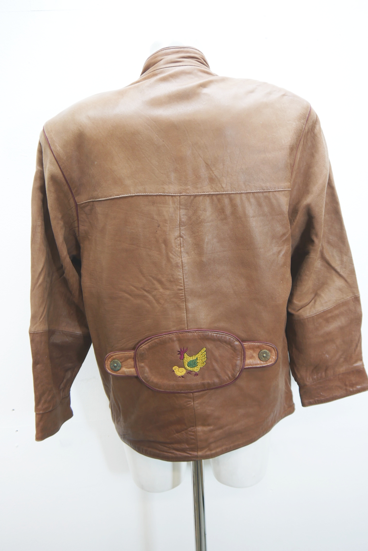 lederjacke-blazer-vintage-janker-damen-trachenjacke-leder-jacke-trachten-kurz-lang-sommer-individuell-tailliert-gebraucht-second-hand-80er-90er-lederjacke-dalo040-79