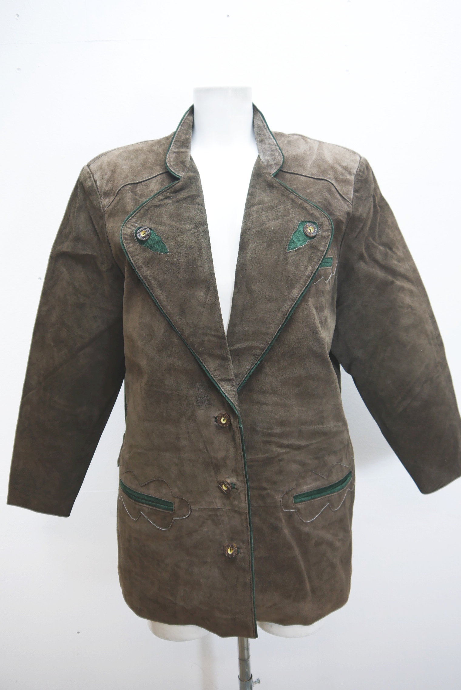 lederjacke-blazer-vintage-janker-damen-trachenjacke-leder-jacke-trachten-kurz-lang-sommer-individuell-tailliert-gebraucht-second-hand-80er-90er-lederjacke-dalo040-81