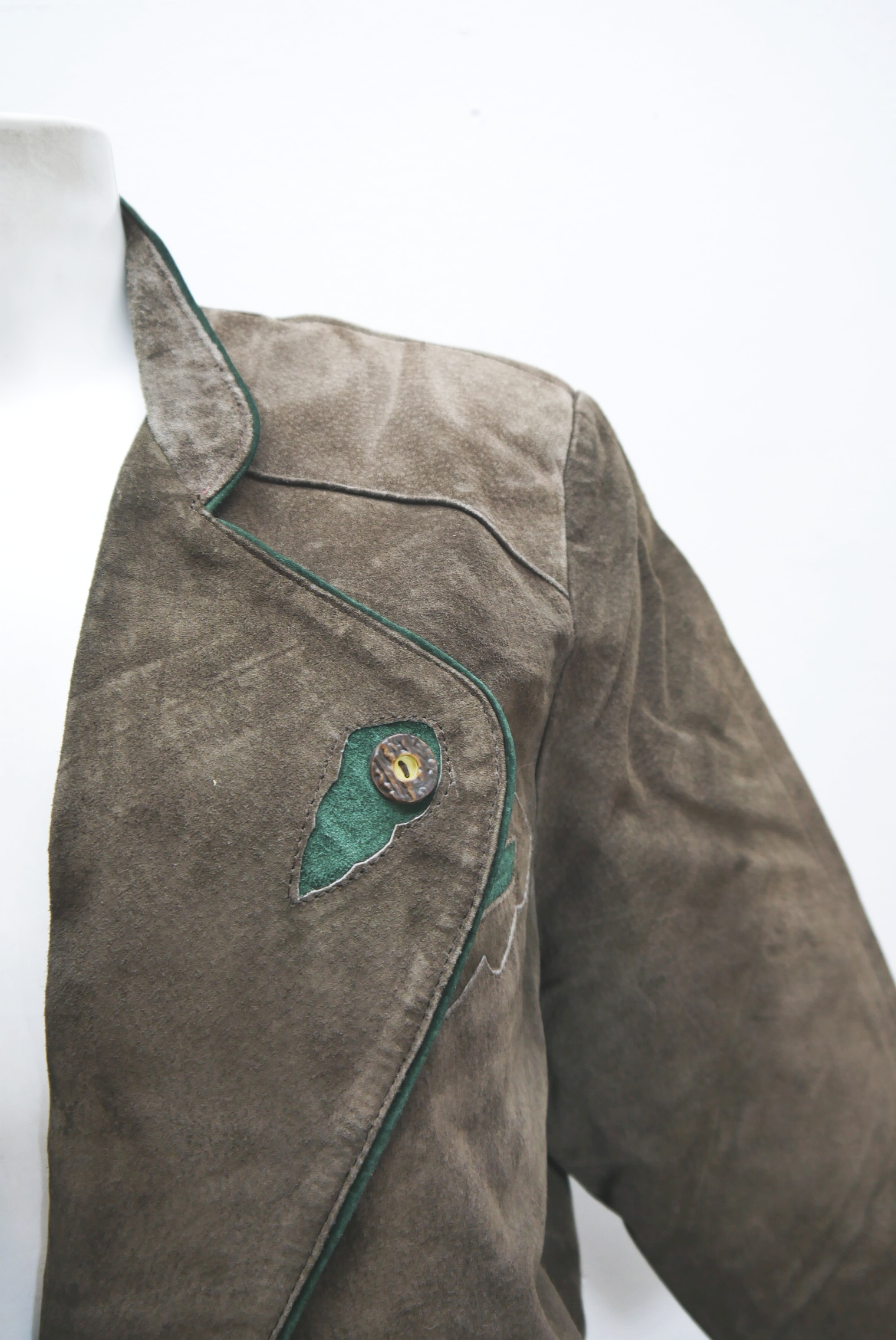 lederjacke-blazer-vintage-janker-damen-trachenjacke-leder-jacke-trachten-kurz-lang-sommer-individuell-tailliert-gebraucht-second-hand-80er-90er-lederjacke-dalo040-82