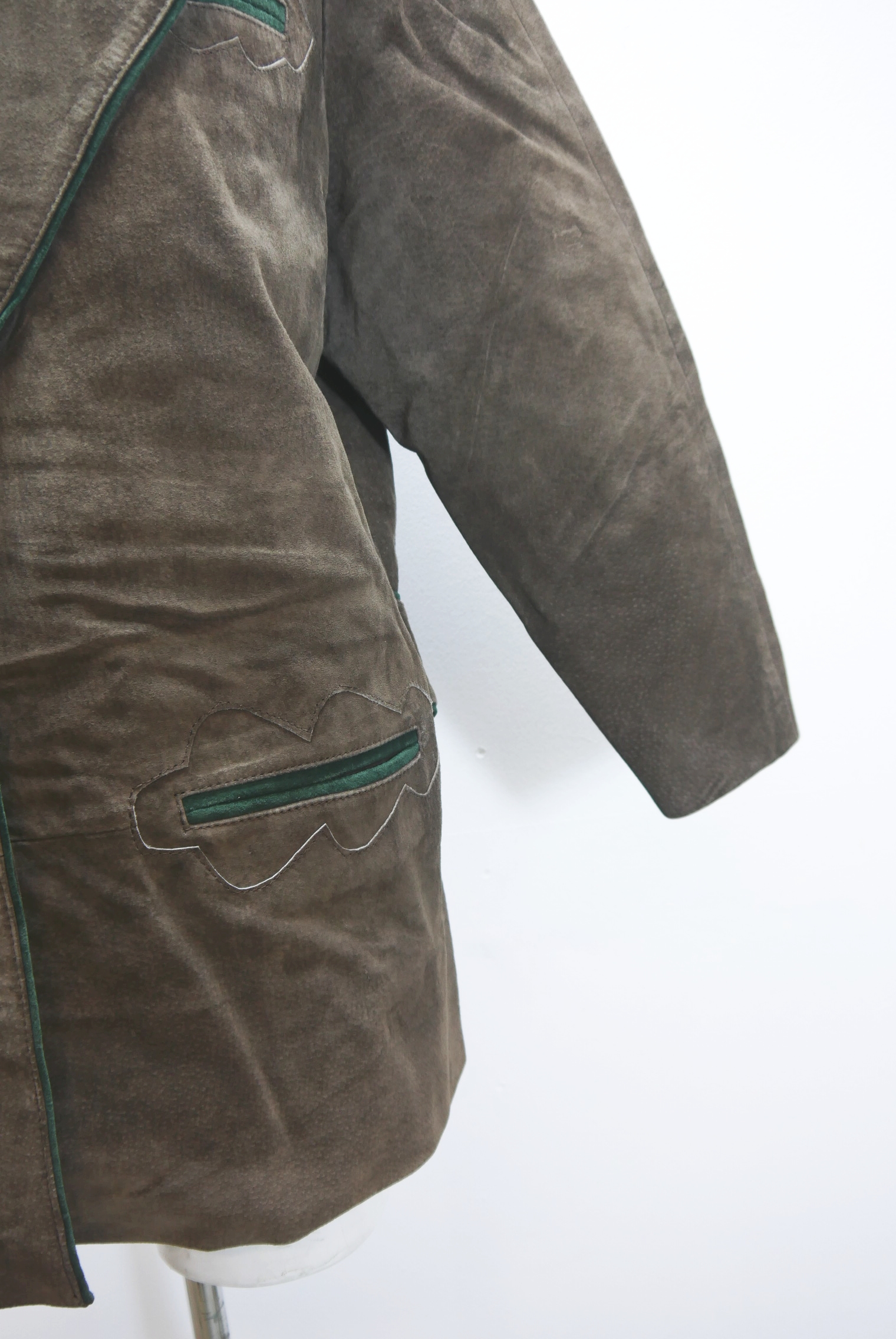 lederjacke-blazer-vintage-janker-damen-trachenjacke-leder-jacke-trachten-kurz-lang-sommer-individuell-tailliert-gebraucht-second-hand-80er-90er-lederjacke-dalo040-84