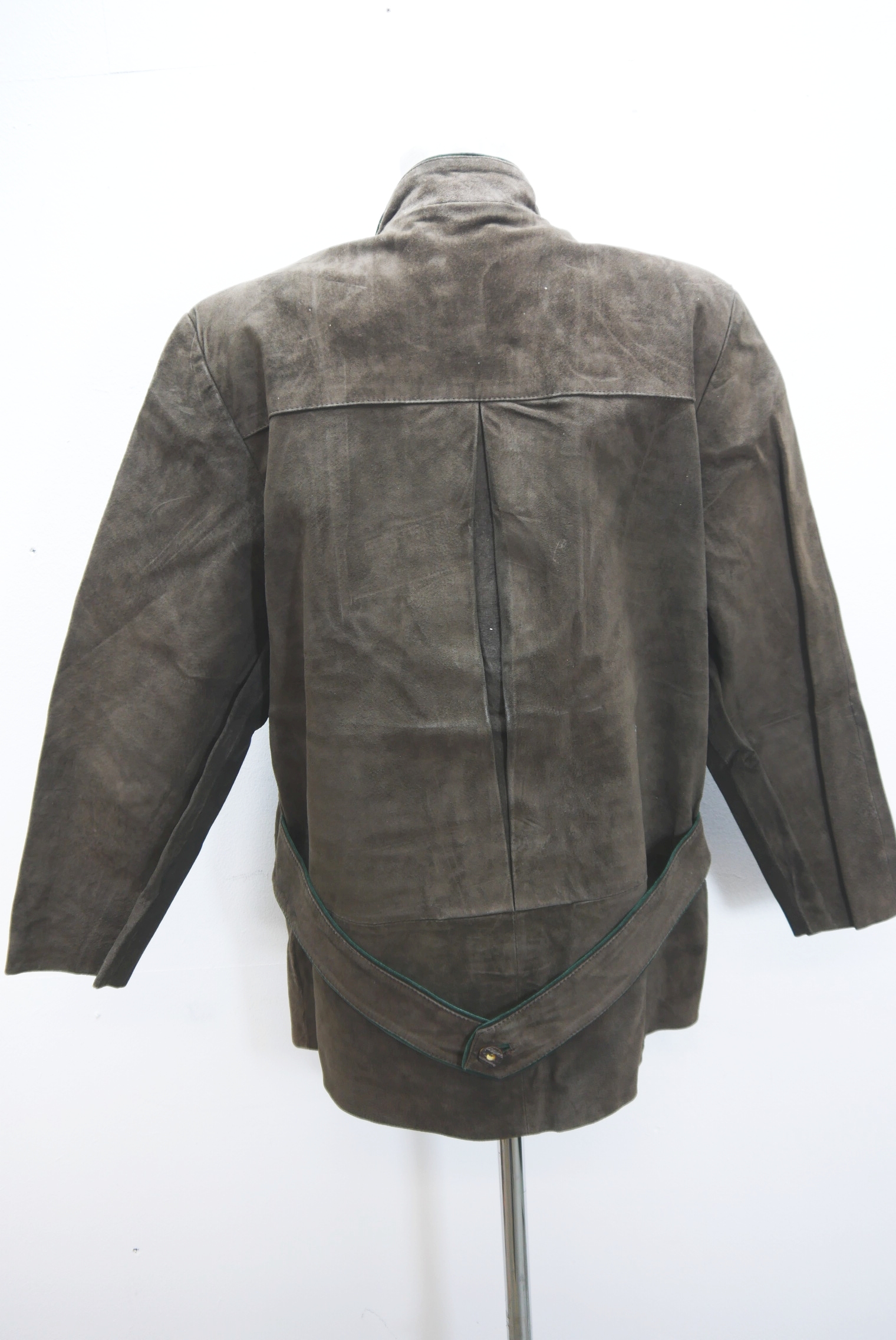 lederjacke-blazer-vintage-janker-damen-trachenjacke-leder-jacke-trachten-kurz-lang-sommer-individuell-tailliert-gebraucht-second-hand-80er-90er-lederjacke-dalo040-85