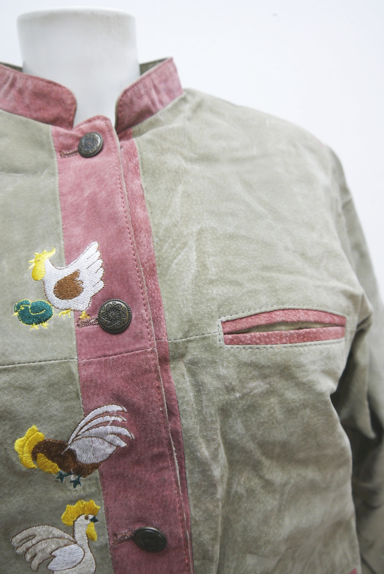 lederjacke-blazer-vintage-janker-damen-trachenjacke-leder-jacke-trachten-kurz-lang-sommer-individuell-tailliert-gebraucht-second-hand-80er-90er-lederjacke-dalo040-9