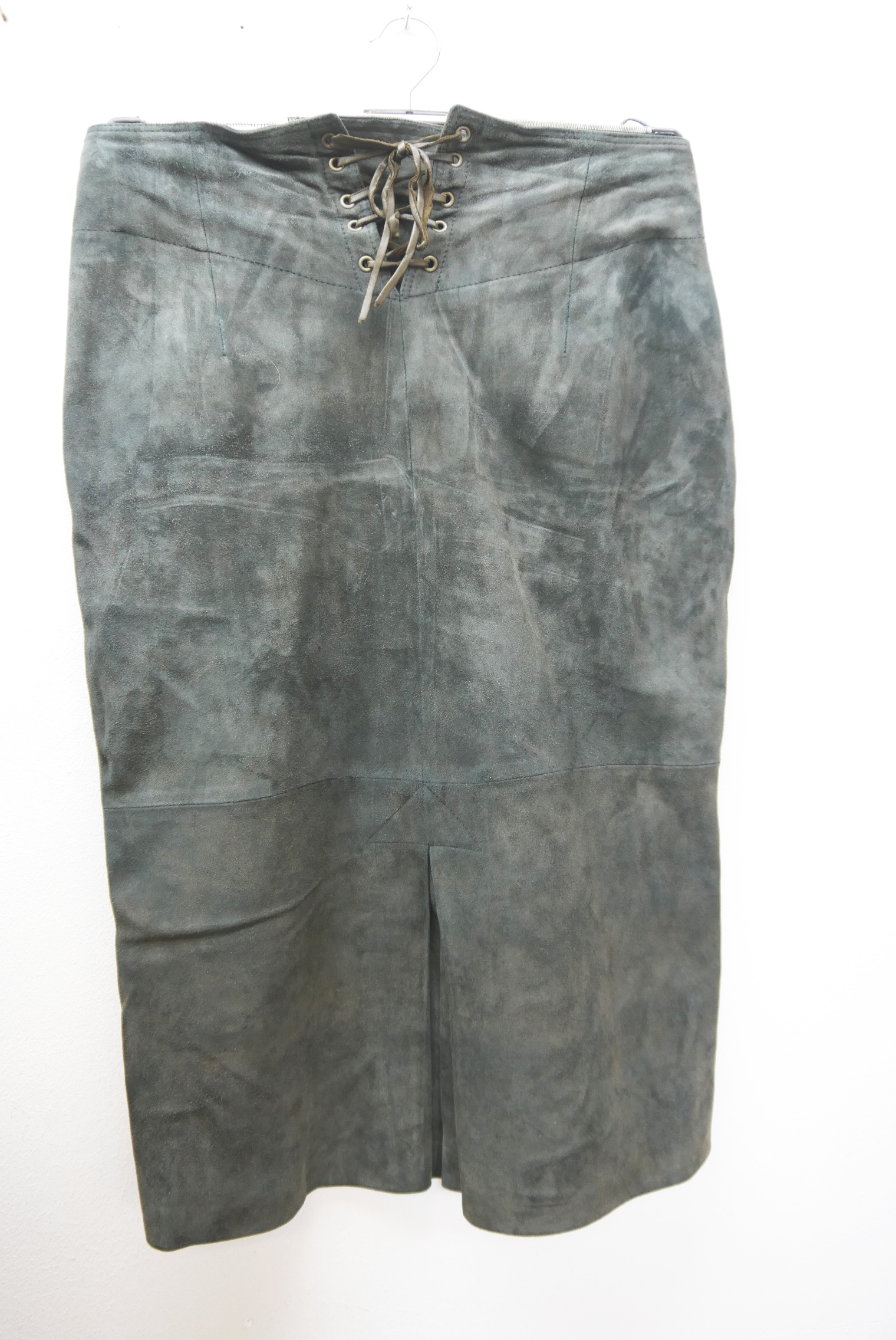 lederjacke-blazer-vintage-janker-damen-trachenjacke-leder-jacke-trachten-kurz-lang-sommer-individuell-tailliert-gebraucht-second-hand-80er-90er-lederjacke-dalo041-10