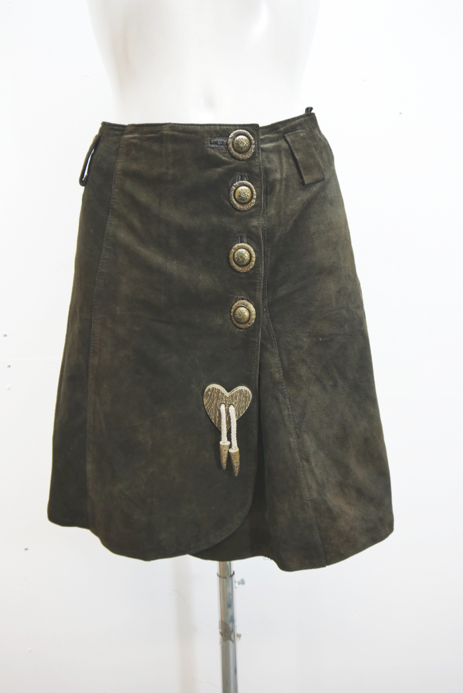 lederjacke-blazer-vintage-janker-damen-trachenjacke-leder-jacke-trachten-kurz-lang-sommer-individuell-tailliert-gebraucht-second-hand-80er-90er-lederjacke-dalo041-13