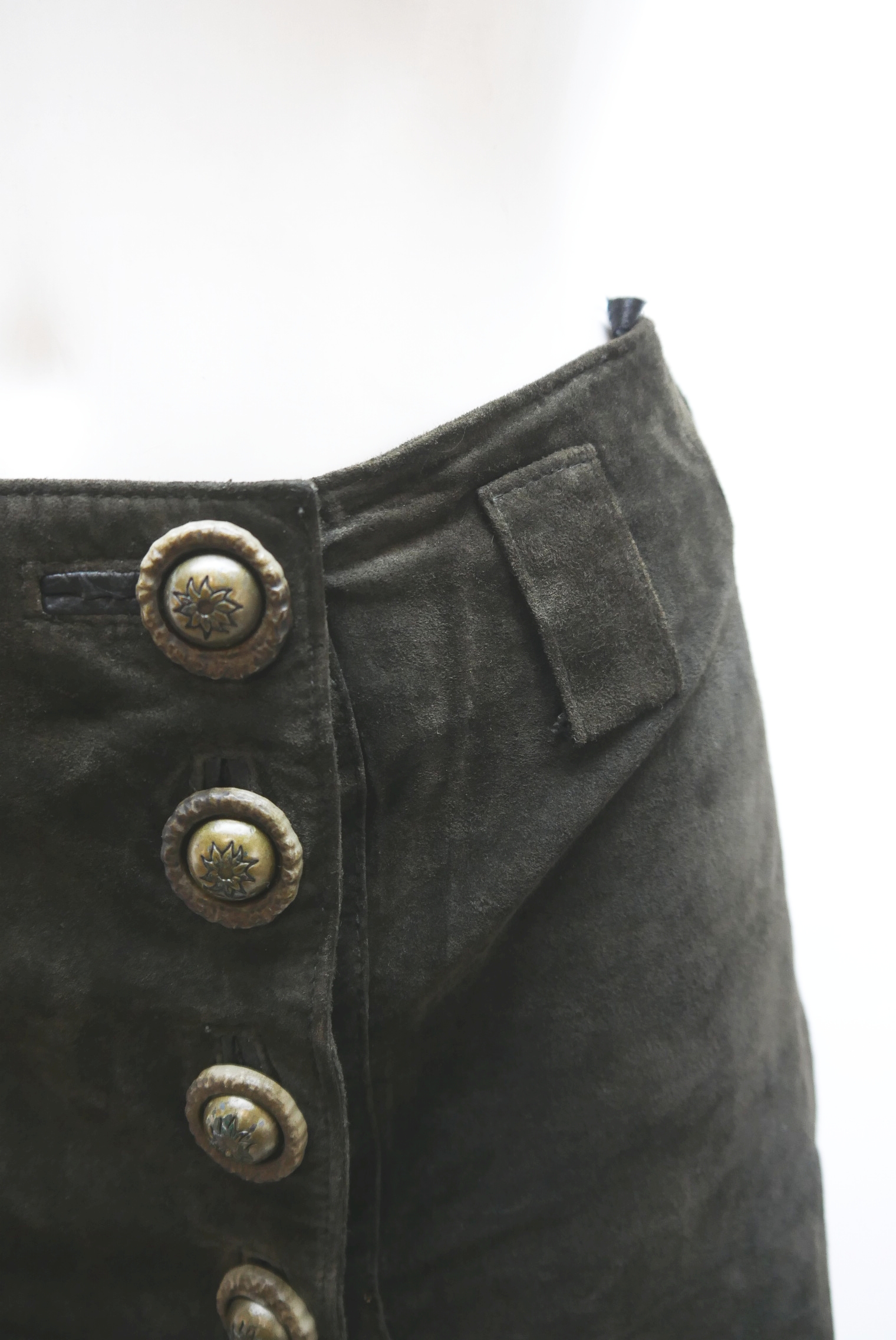 lederjacke-blazer-vintage-janker-damen-trachenjacke-leder-jacke-trachten-kurz-lang-sommer-individuell-tailliert-gebraucht-second-hand-80er-90er-lederjacke-dalo041-14