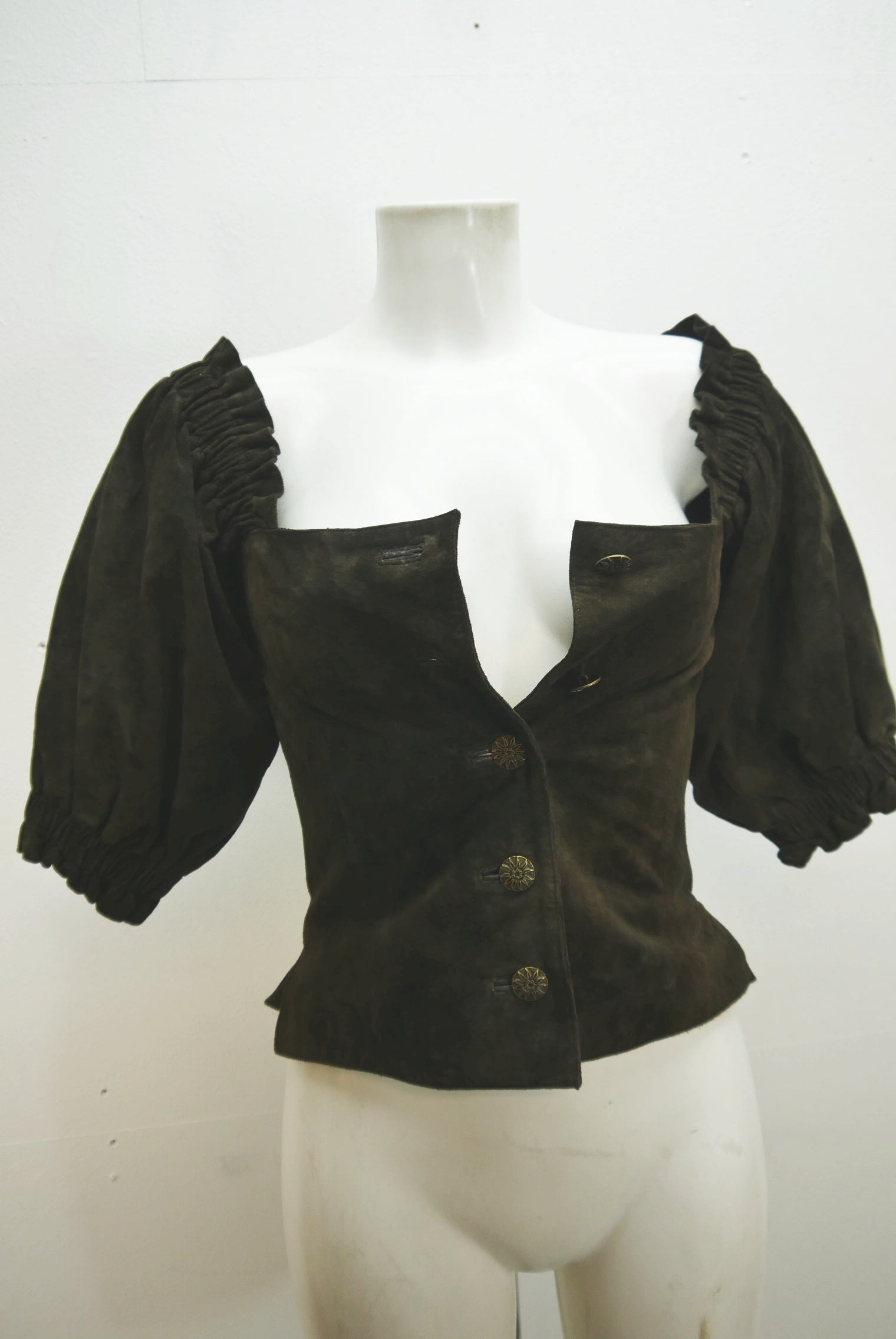 lederjacke-blazer-vintage-janker-damen-trachenjacke-leder-jacke-trachten-kurz-lang-sommer-individuell-tailliert-gebraucht-second-hand-80er-90er-lederjacke-dalo041-16