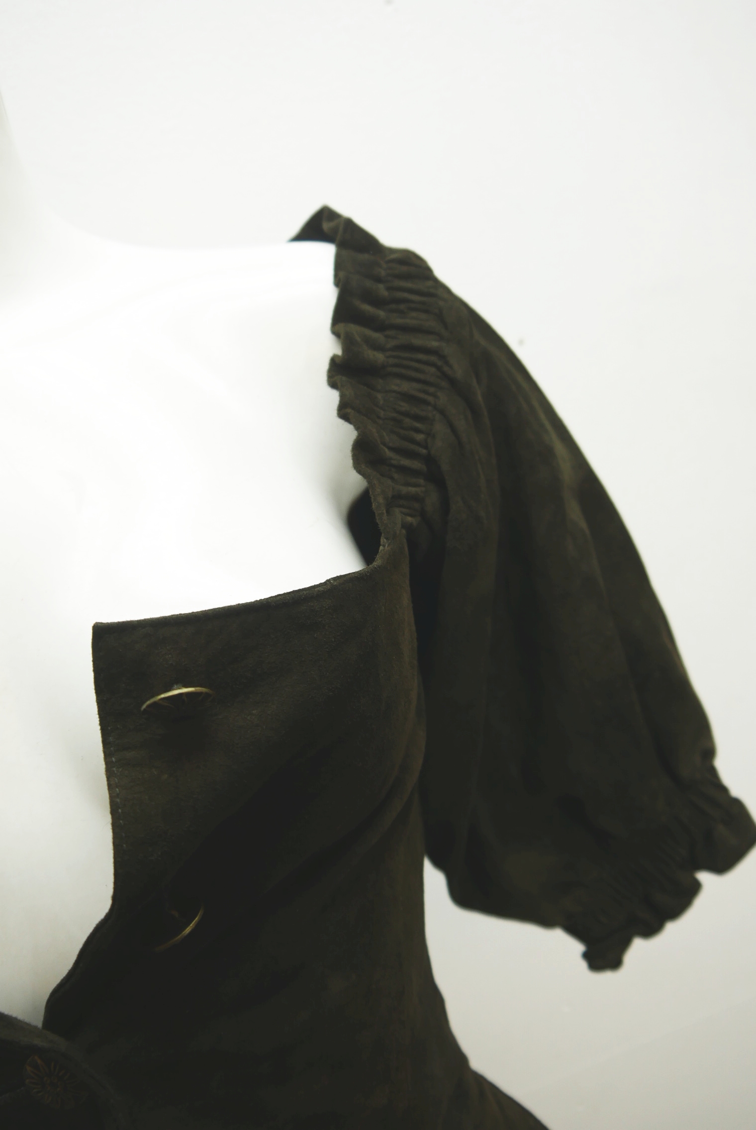 lederjacke-blazer-vintage-janker-damen-trachenjacke-leder-jacke-trachten-kurz-lang-sommer-individuell-tailliert-gebraucht-second-hand-80er-90er-lederjacke-dalo041-17