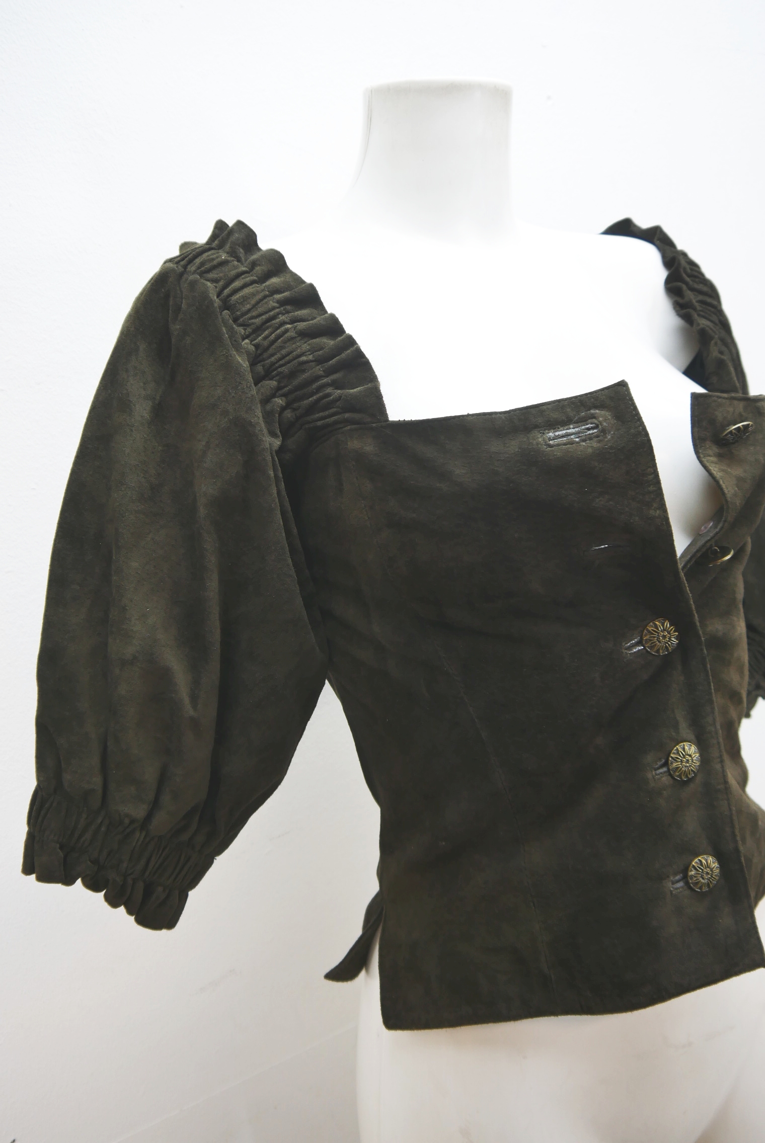 lederjacke-blazer-vintage-janker-damen-trachenjacke-leder-jacke-trachten-kurz-lang-sommer-individuell-tailliert-gebraucht-second-hand-80er-90er-lederjacke-dalo041-18