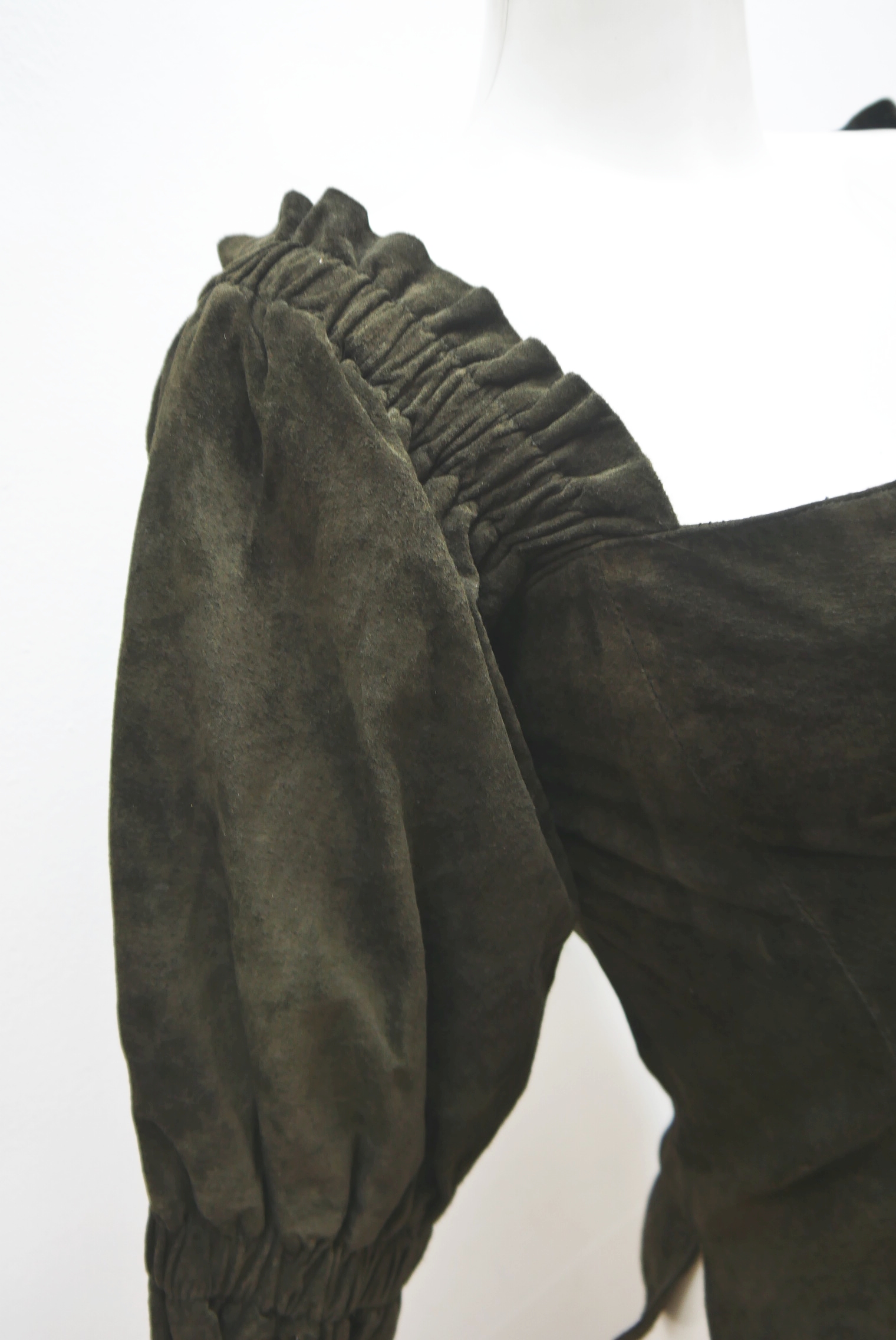 lederjacke-blazer-vintage-janker-damen-trachenjacke-leder-jacke-trachten-kurz-lang-sommer-individuell-tailliert-gebraucht-second-hand-80er-90er-lederjacke-dalo041-19