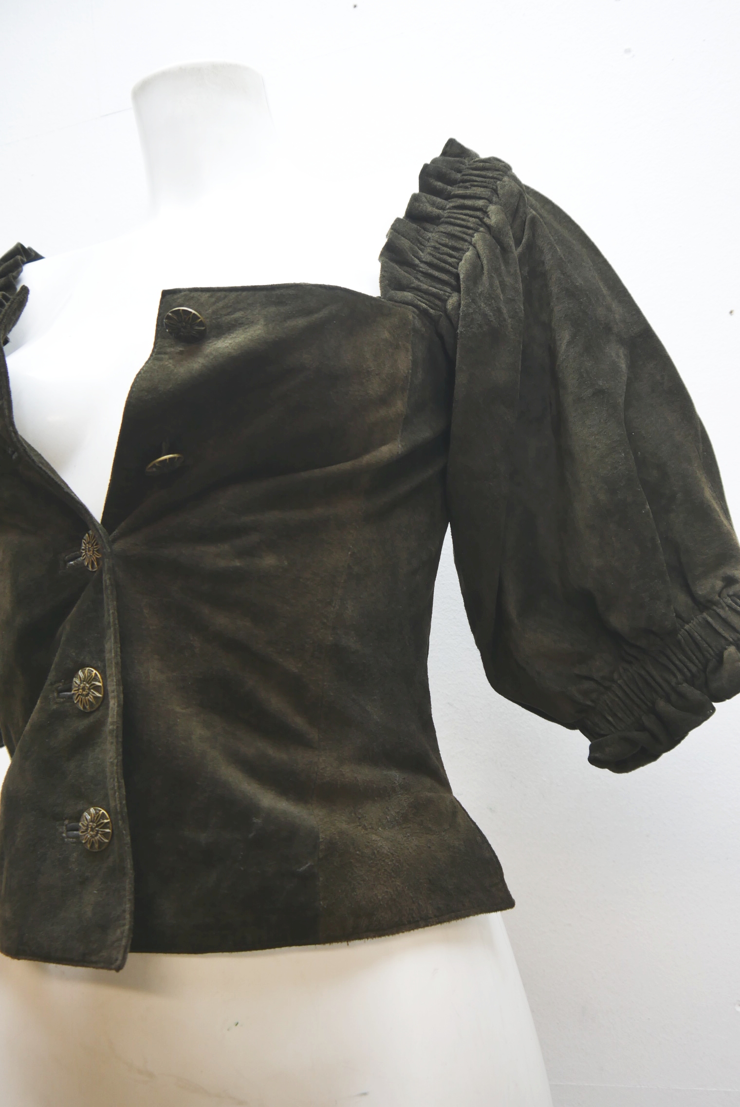 lederjacke-blazer-vintage-janker-damen-trachenjacke-leder-jacke-trachten-kurz-lang-sommer-individuell-tailliert-gebraucht-second-hand-80er-90er-lederjacke-dalo041-20